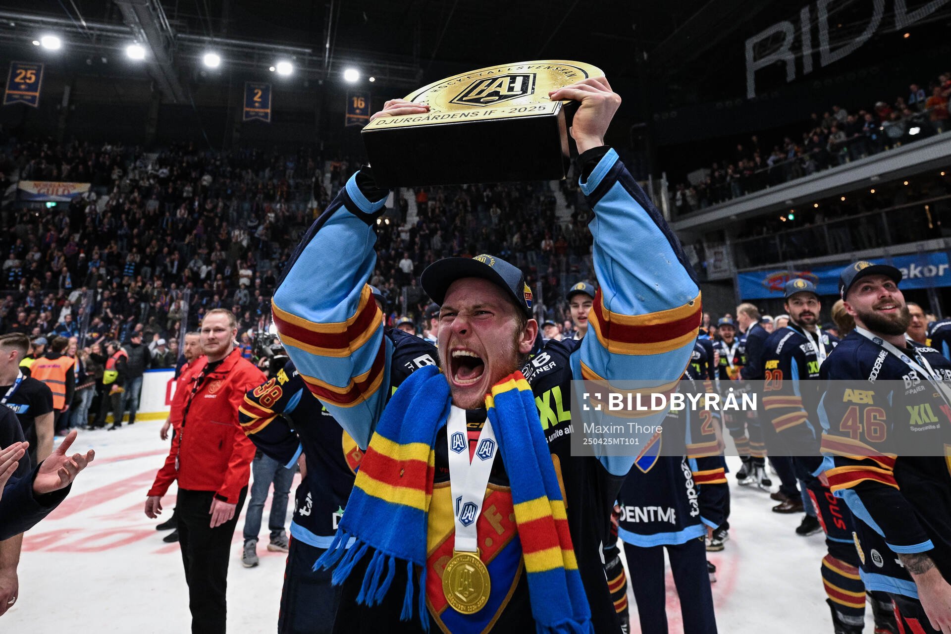 Djurgårdens David Blomgren jublar med pokalen