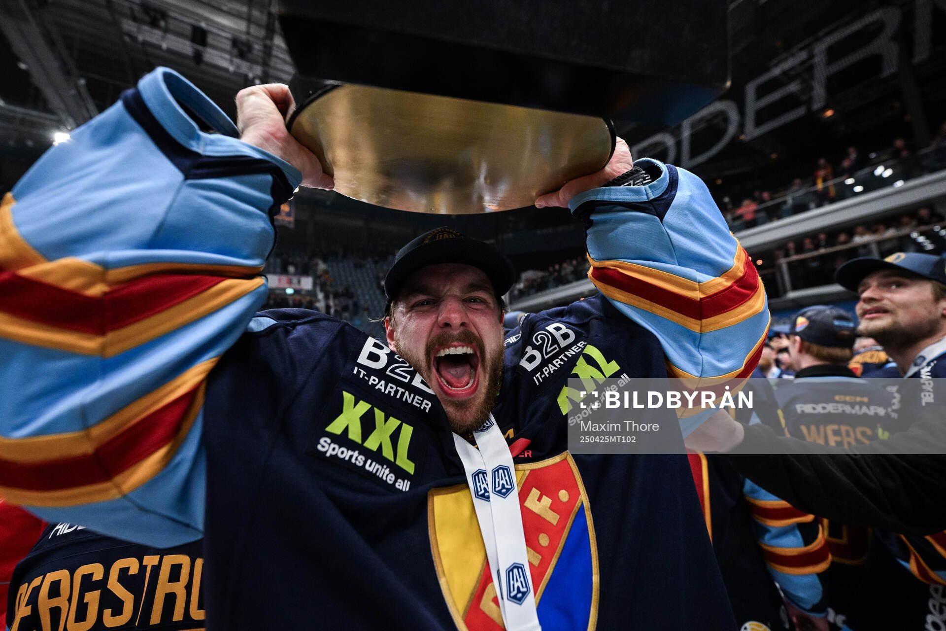 Djurgårdens målvakt Hugo Hävelid jublar med pokalen