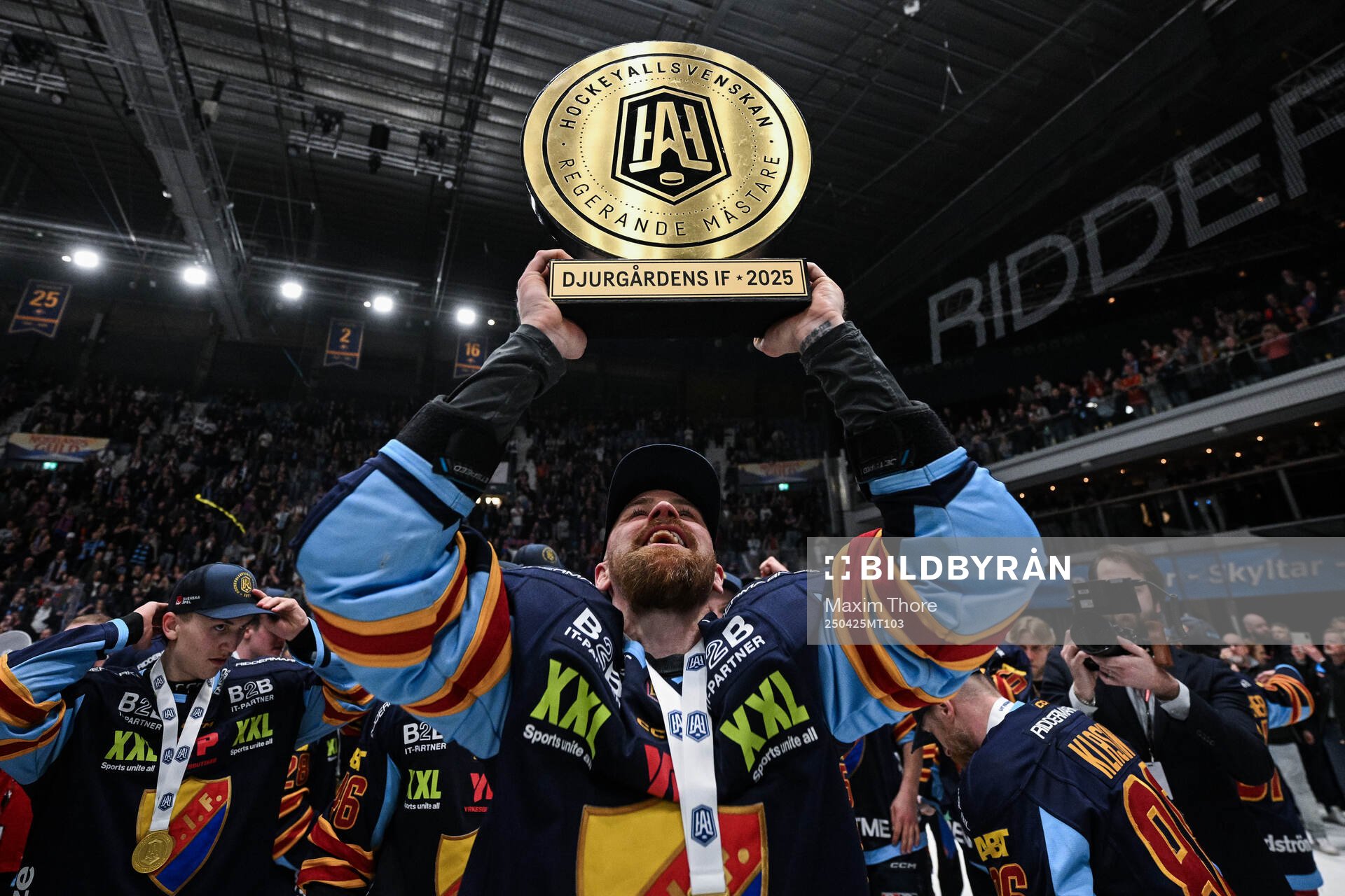 Djurgårdens Daniel Brodin jublar med pokalen