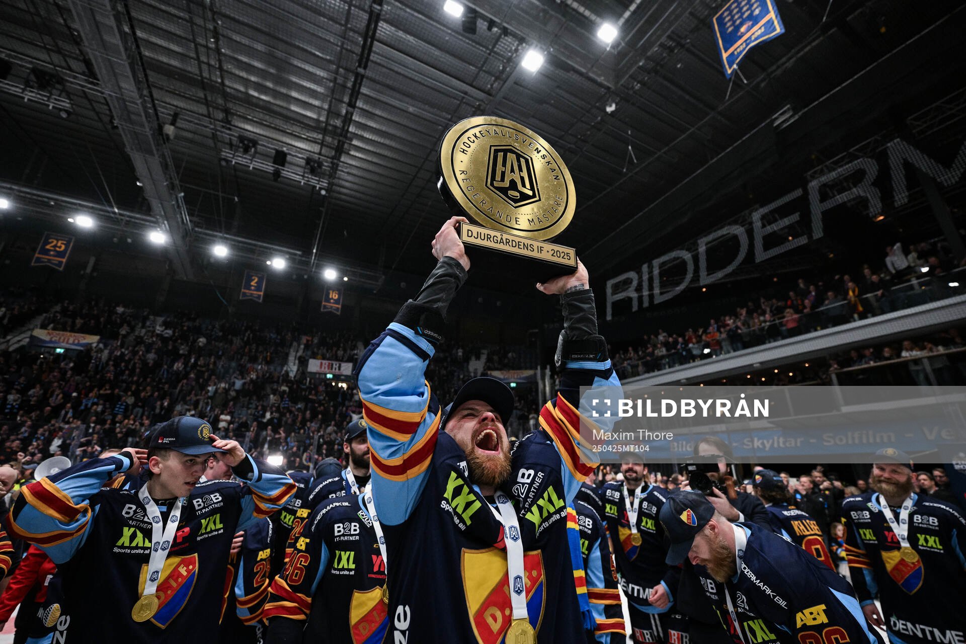 Djurgårdens Daniel Brodin jublar med pokalen