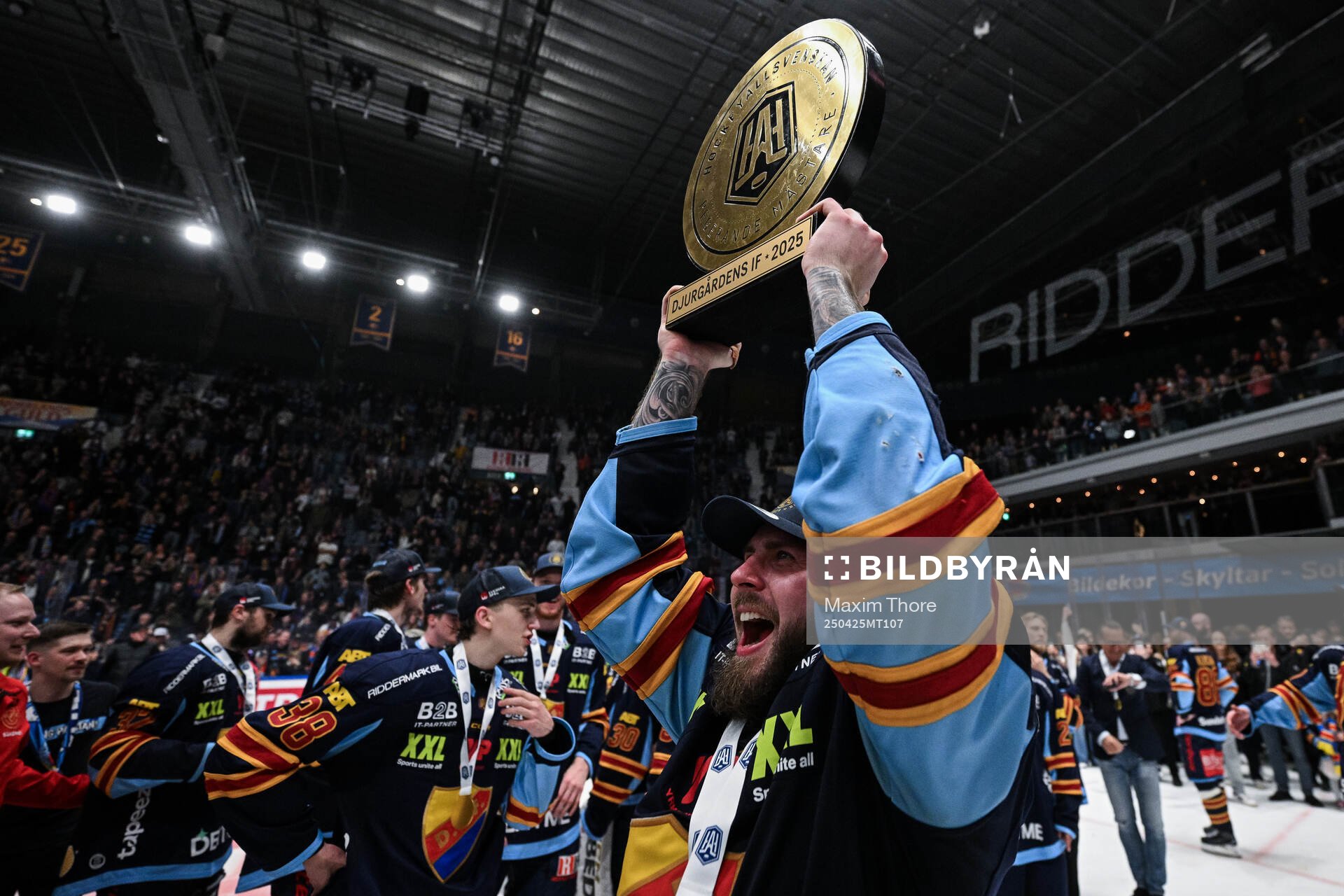 Djurgårdens Albin Grewe jublar med pokalen