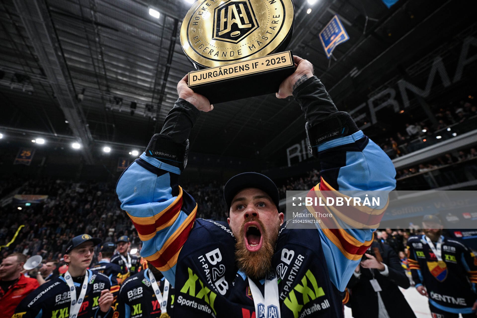 Djurgårdens Daniel Brodin jublar med pokalen