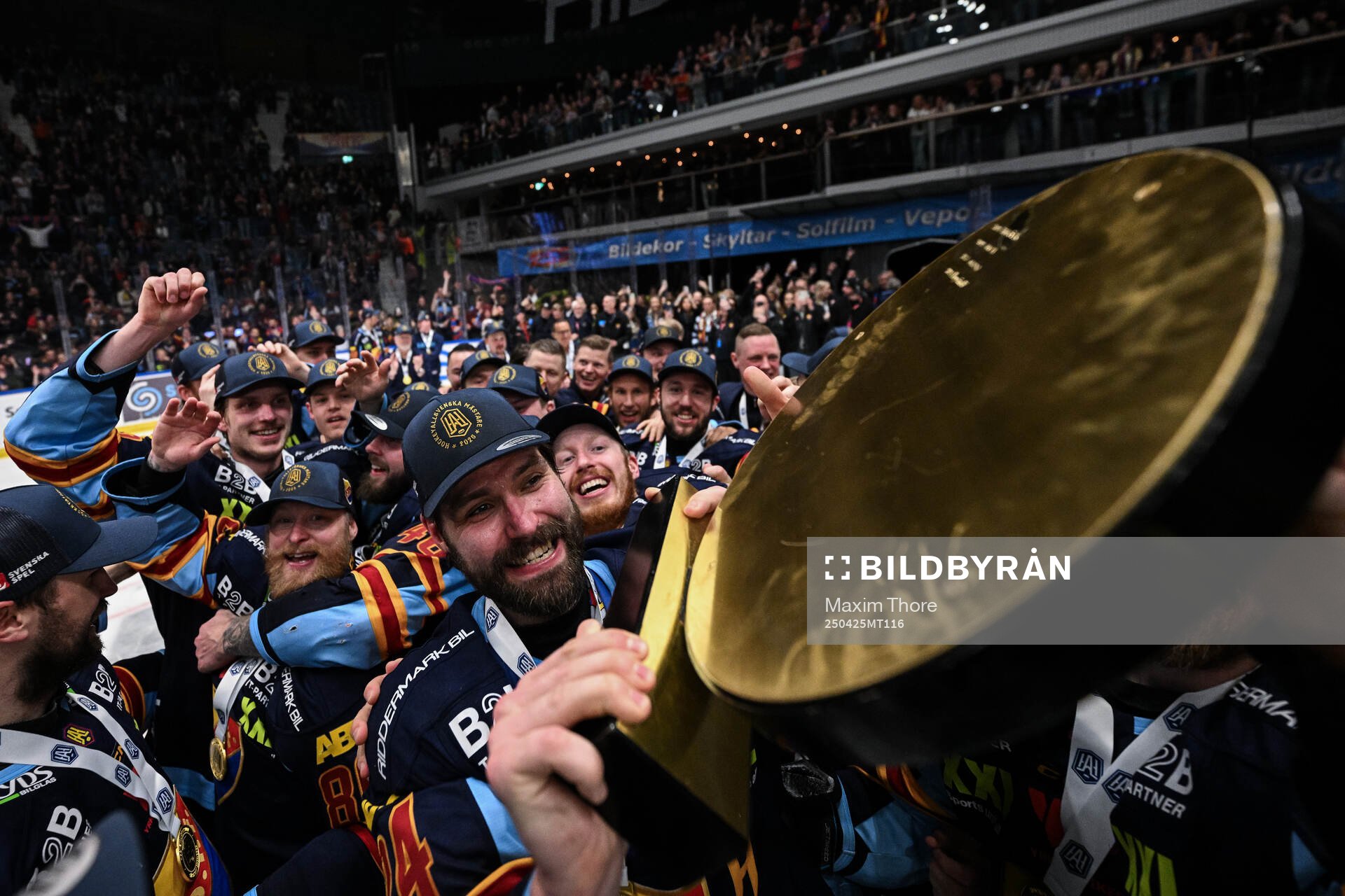 Djurgårdens Ludvig Rensfeldt jublar med pokalen