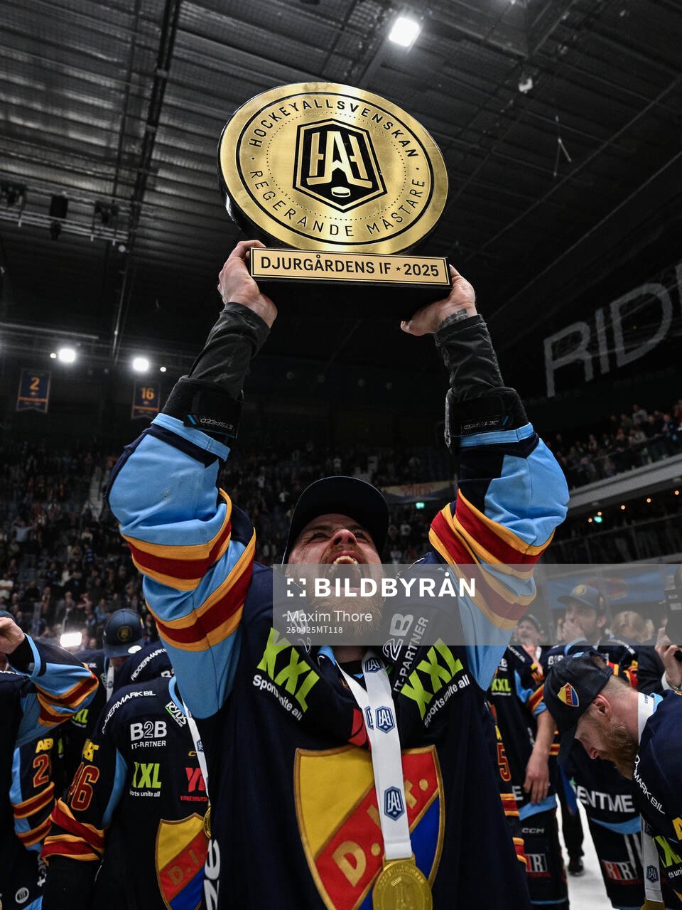 Djurgårdens Daniel Brodin jublar med pokalen