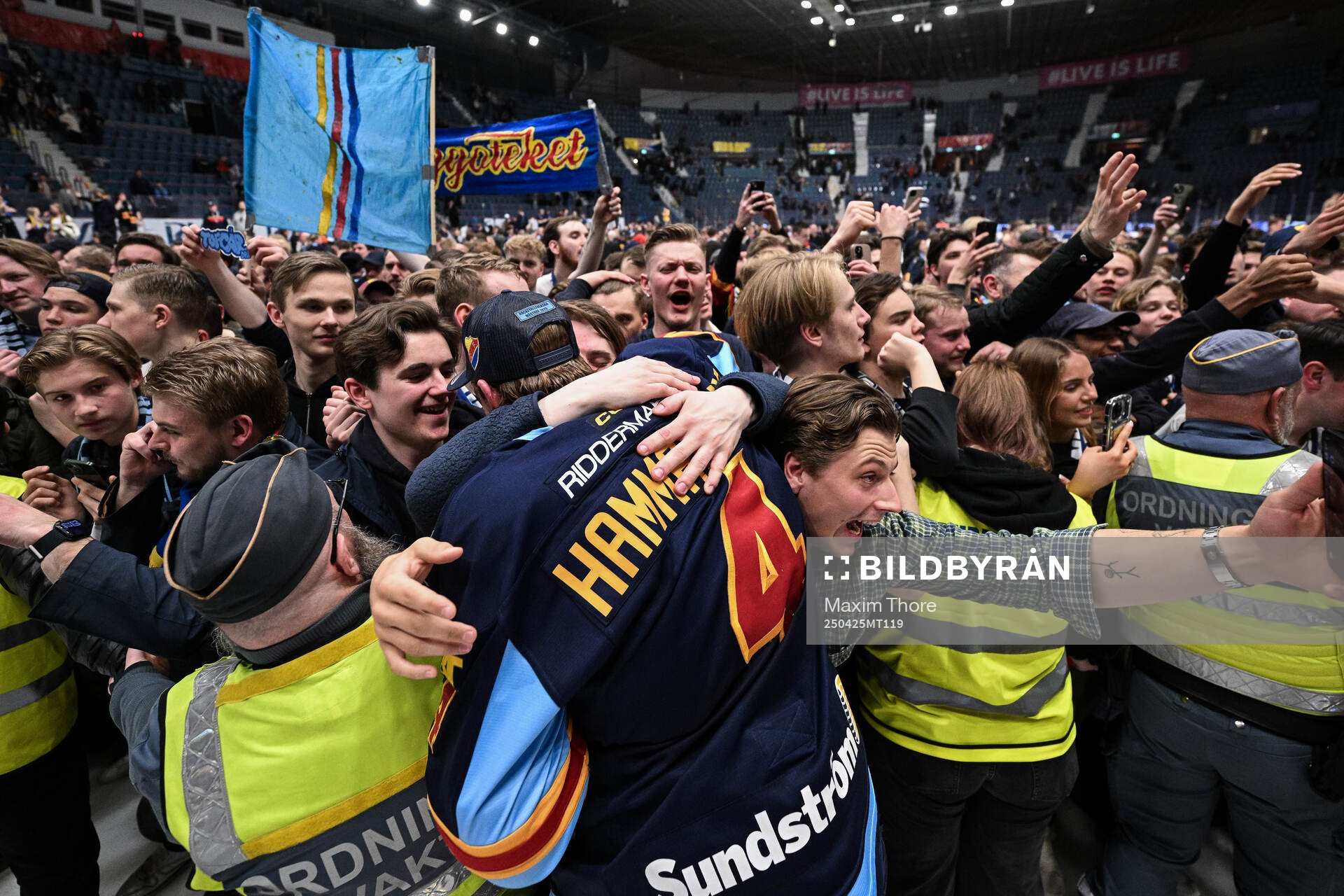 Djurgårdens Edvin Hammarlund jublar med supportrar