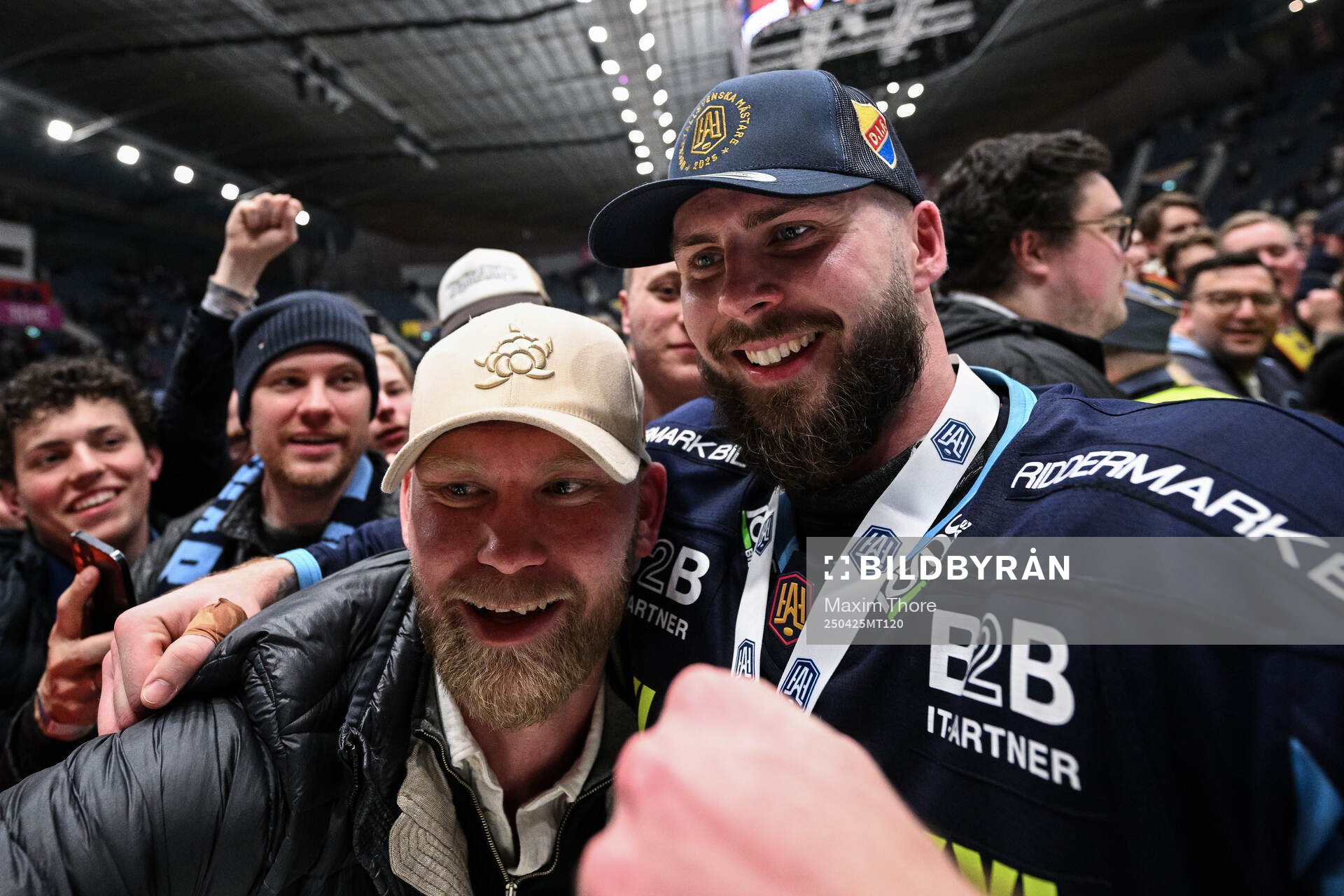 Djurgårdens Albin Grewe jublar med supportrar