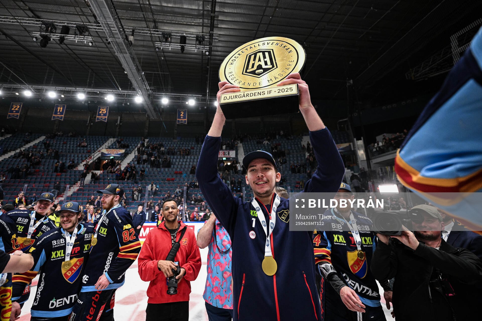 Djurgårdens målvakt Marcus Gidlöf jublar med pokalen