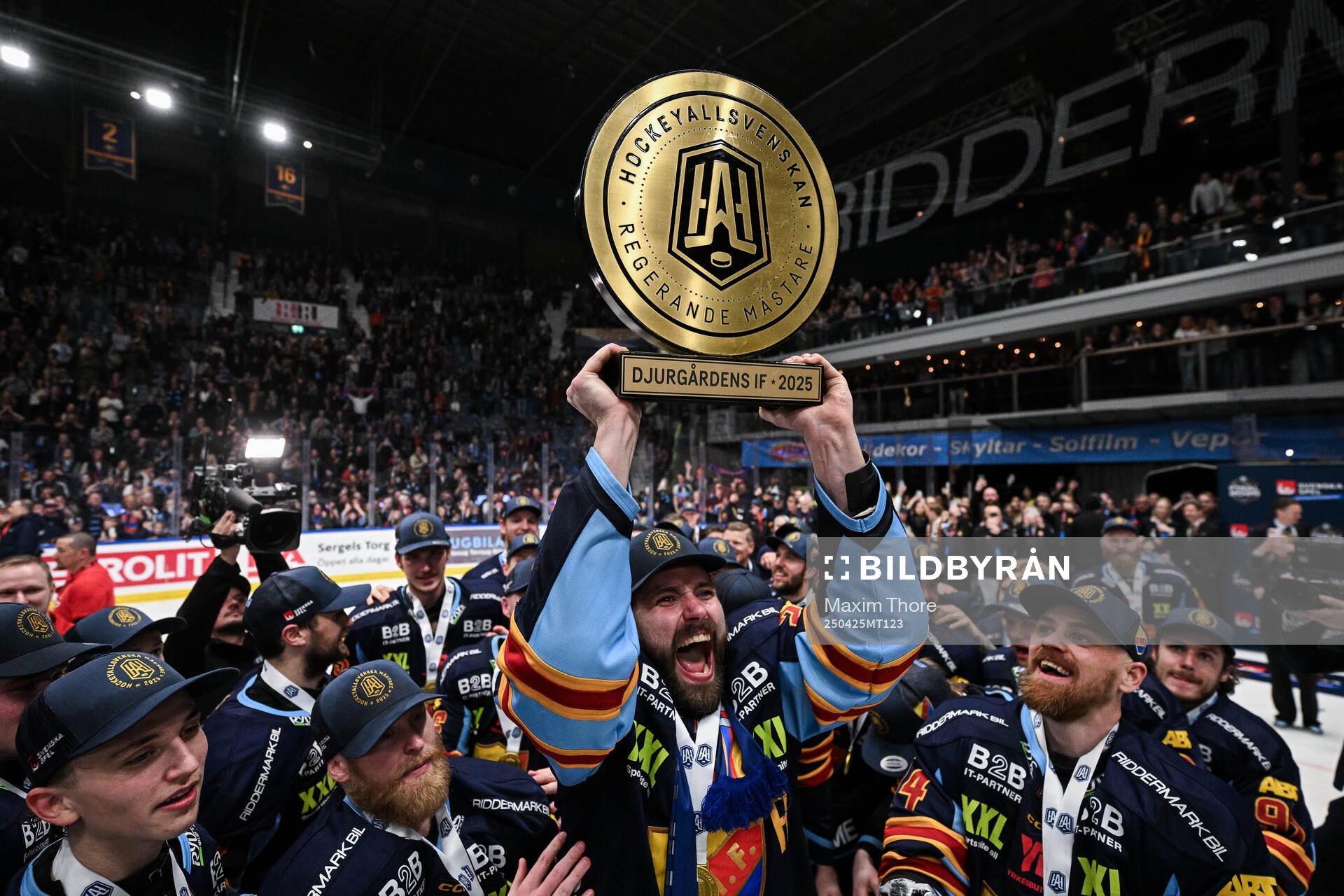 Djurgårdens Ludvig Rensfeldt jublar med pokalen