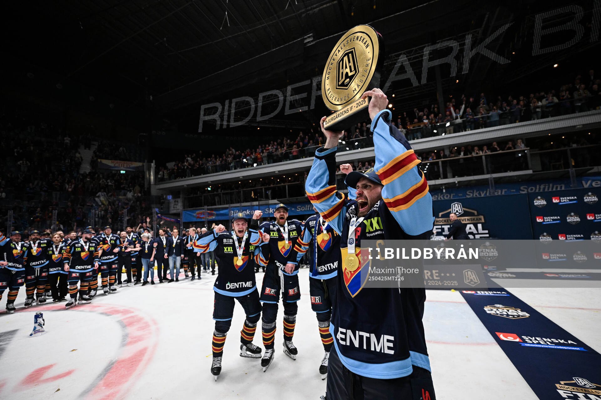 Djurgårdens Marcus Krüger jublar med pokalen