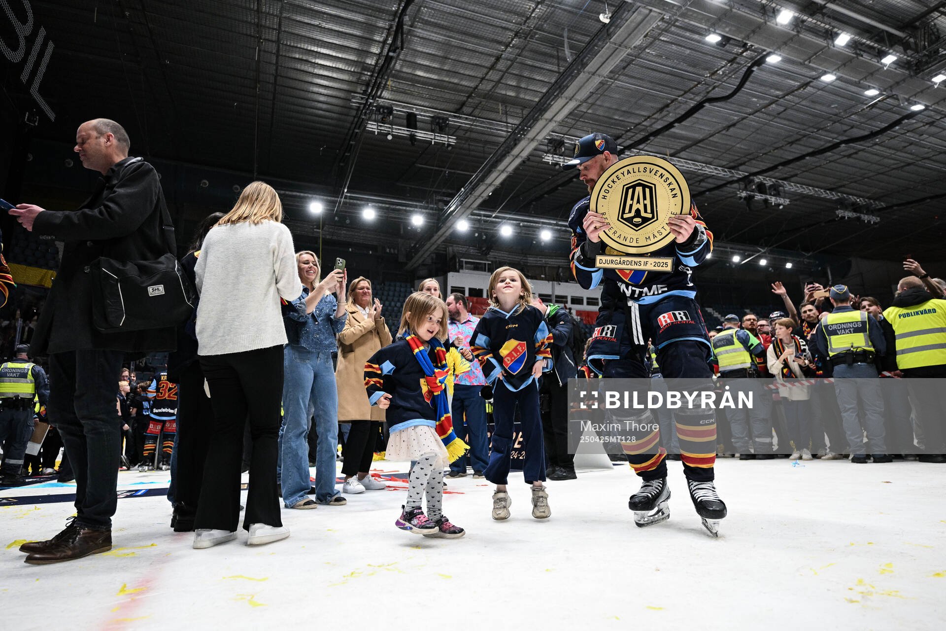Djurgårdens Daniel Brodin jublar med pokal och familjen