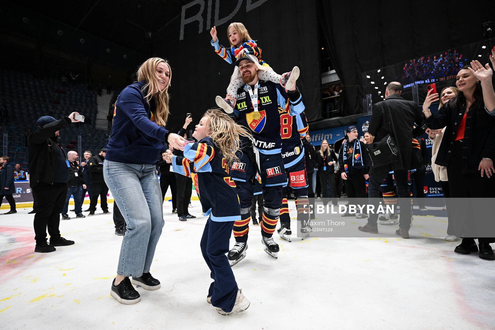 Djurgårdens Daniel Brodin jublar med familjen