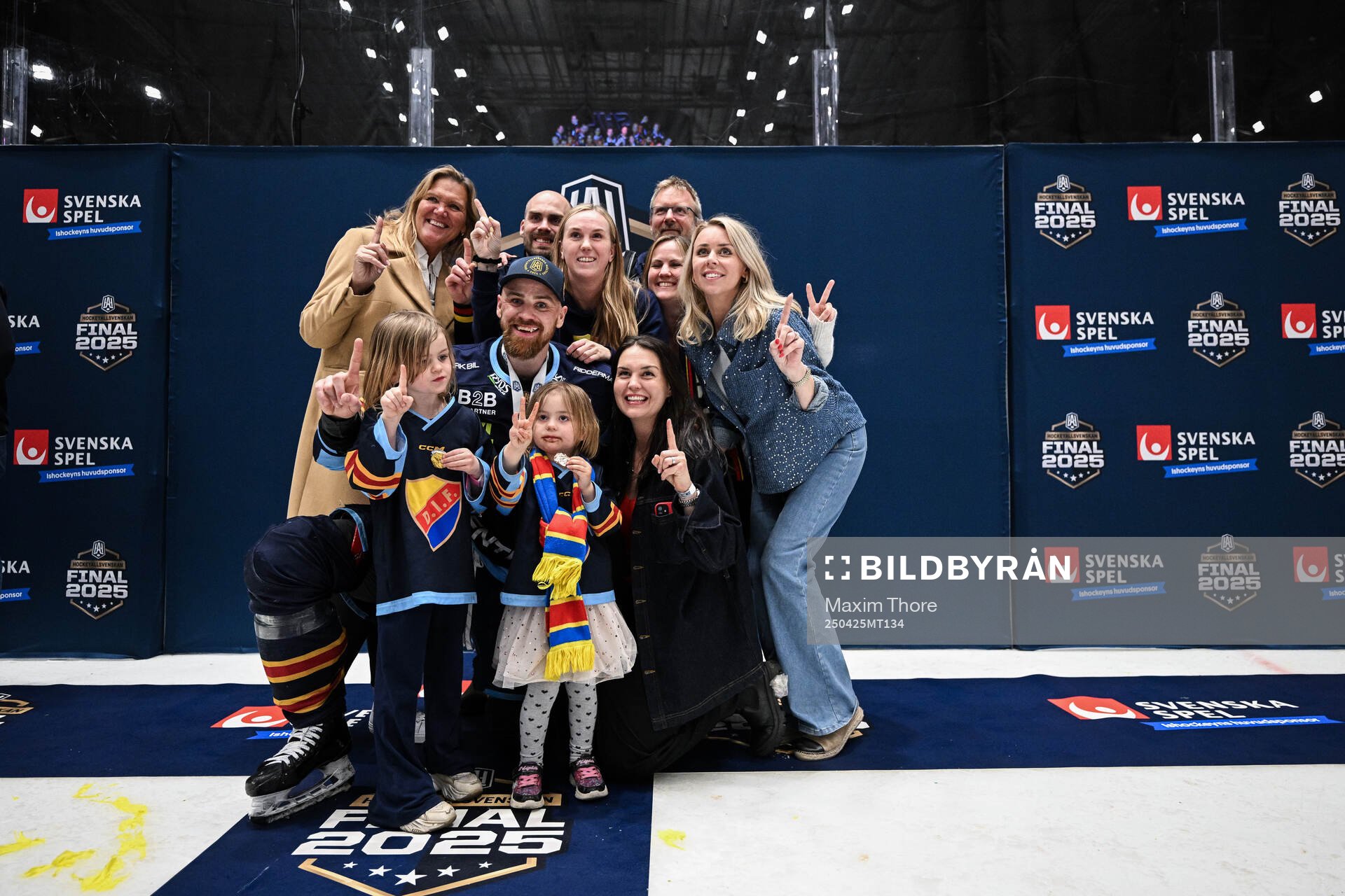 Djurgårdens Daniel Brodin jublar med familjen