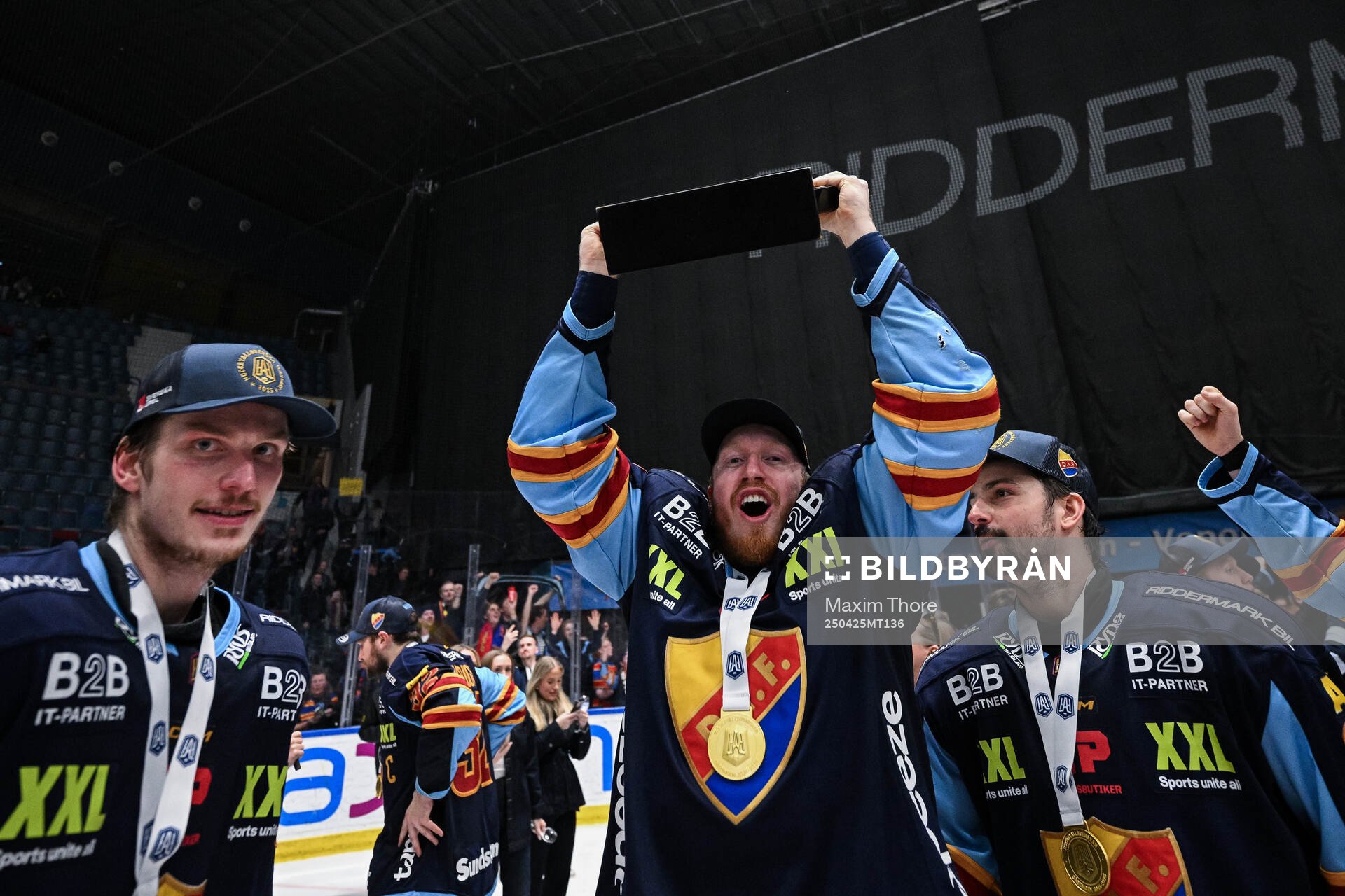 Djurgårdens Colby Sissons jublar med pokalen