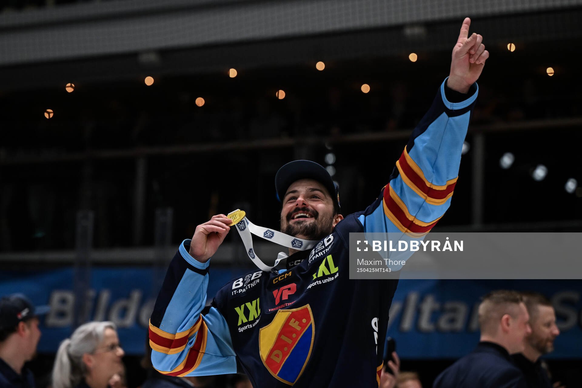 Djurgårdens Jonathan Tychonick jublar med medaljen