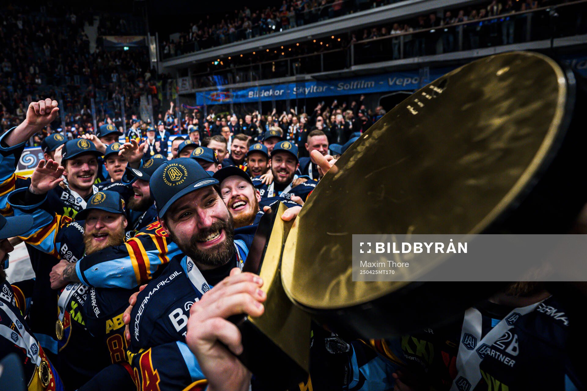 Djurgårdens Ludvig Rensfeldt lyfter pokalen och jublar med