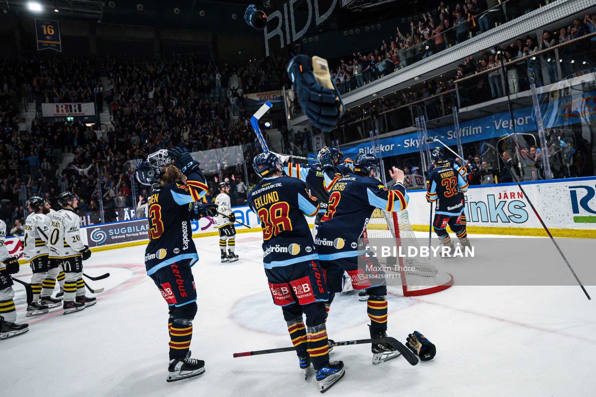 Djurgårdens målvakt Marcus Gidlöf jublar med August Berg