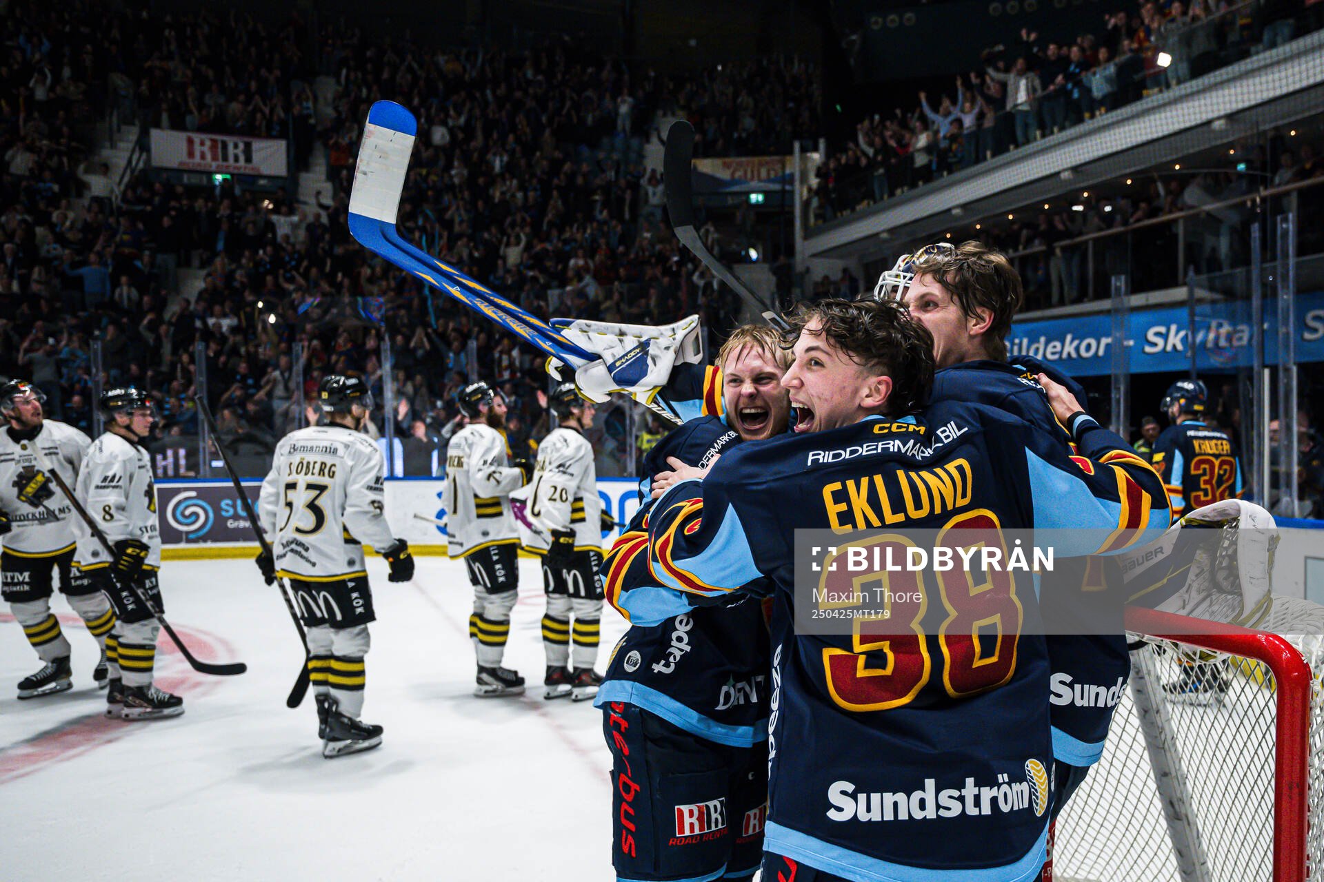 Djurgårdens målvakt Marcus Gidlöf jublar med August Berg