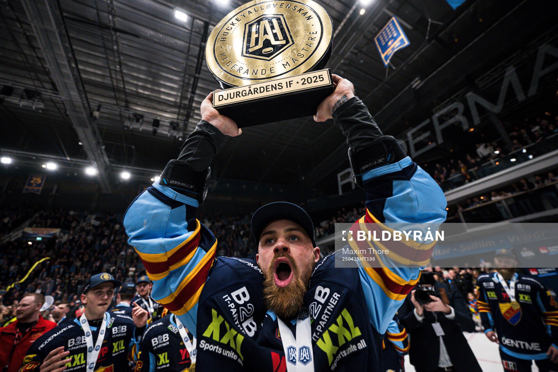 Djurgårdens Daniel Brodin jublar med pokalen