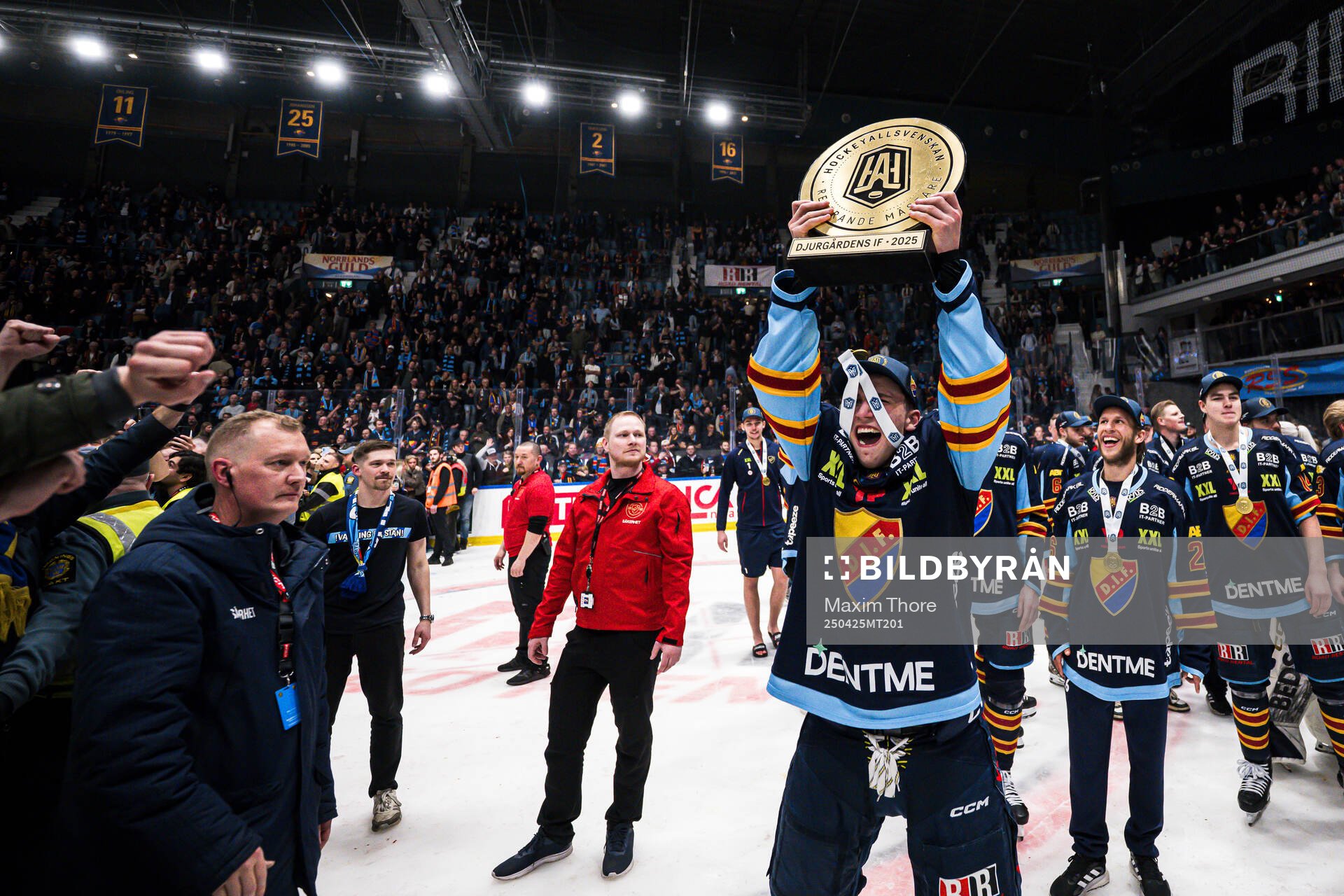 Djurgårdens Victor Eklund jublar med pokalen