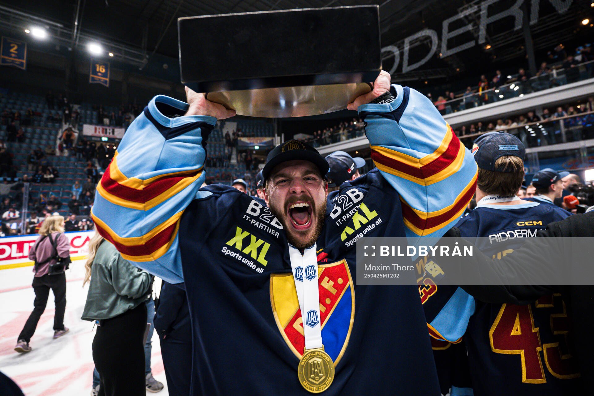 Djurgårdens målvakt Hugo Hävelid jublar med pokalen