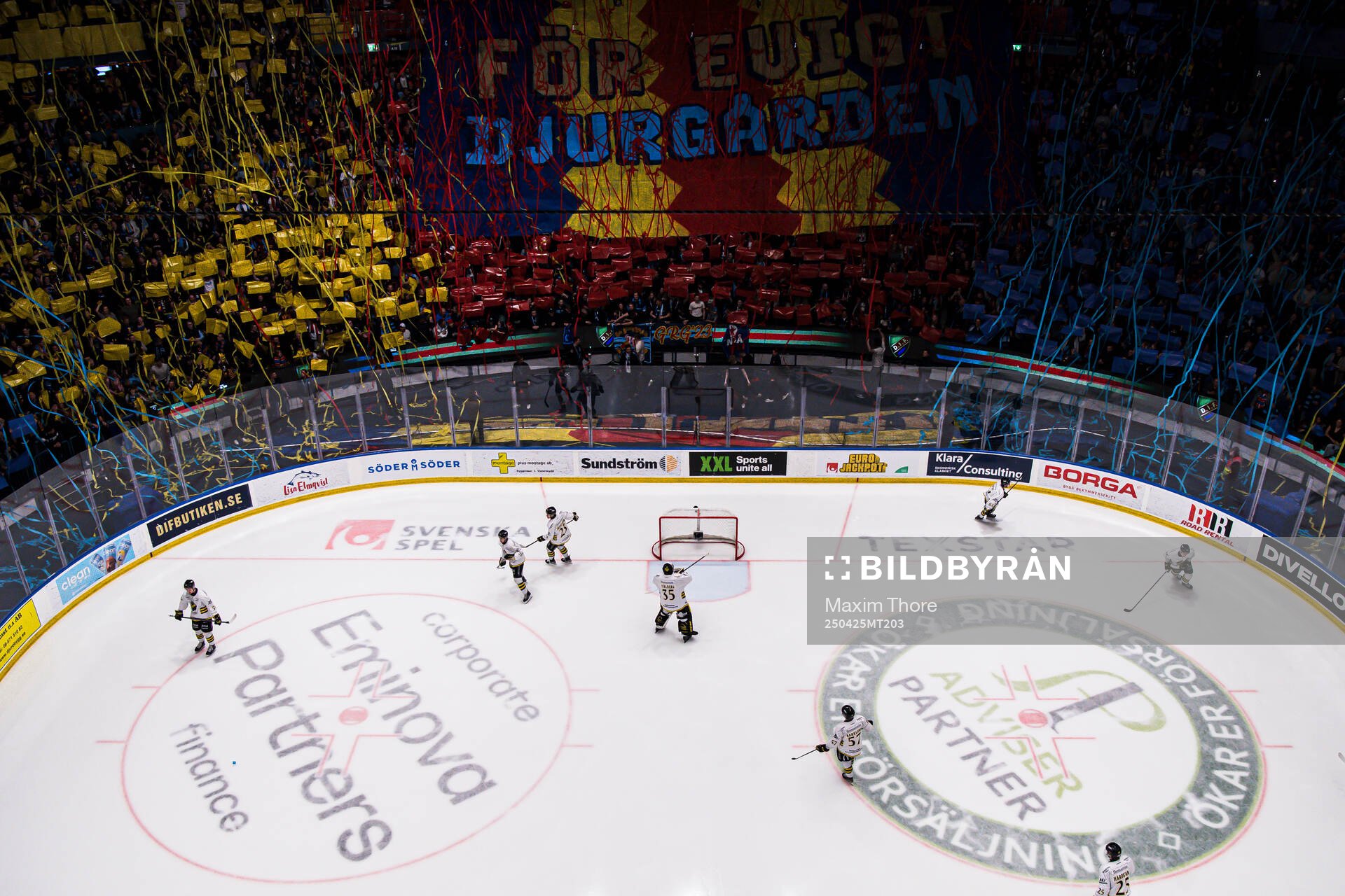Djurgårdens supportrar med ett tifo