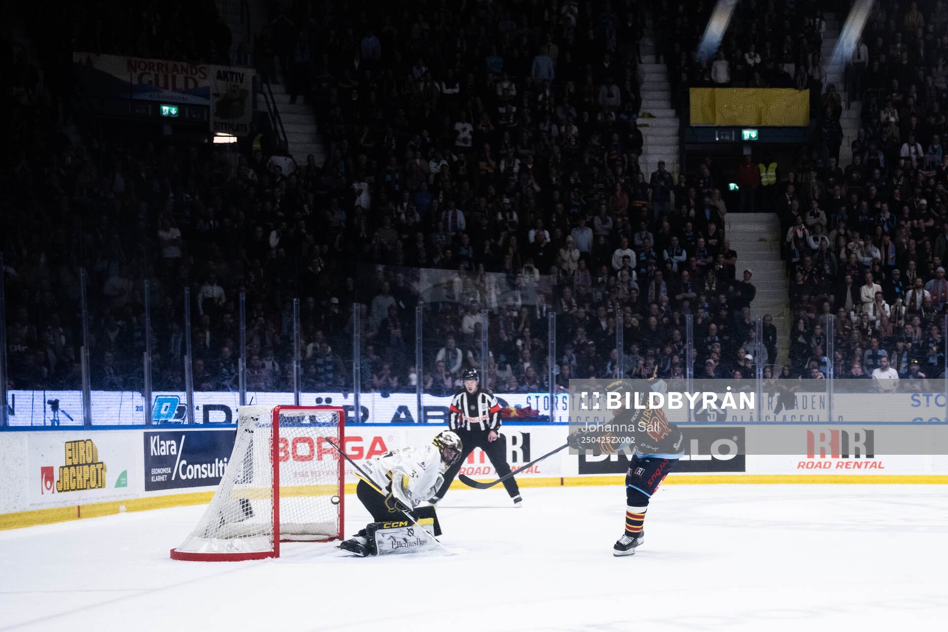 Djurgårdens Linus Klasen gör 2-1 bakom AIKs målvakt