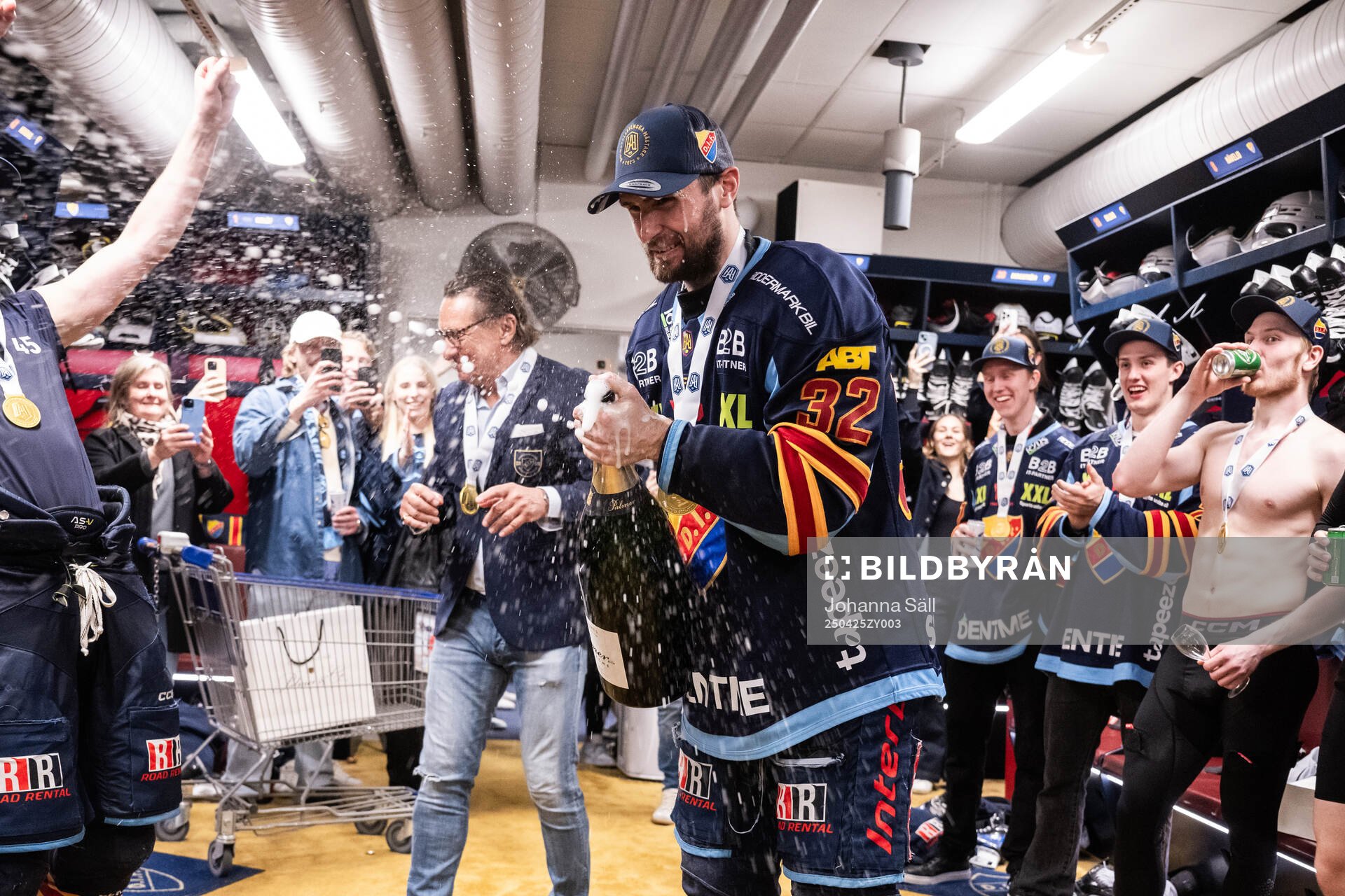 Djurgårdens Marcus Krüger jublar i omklädningsrummet