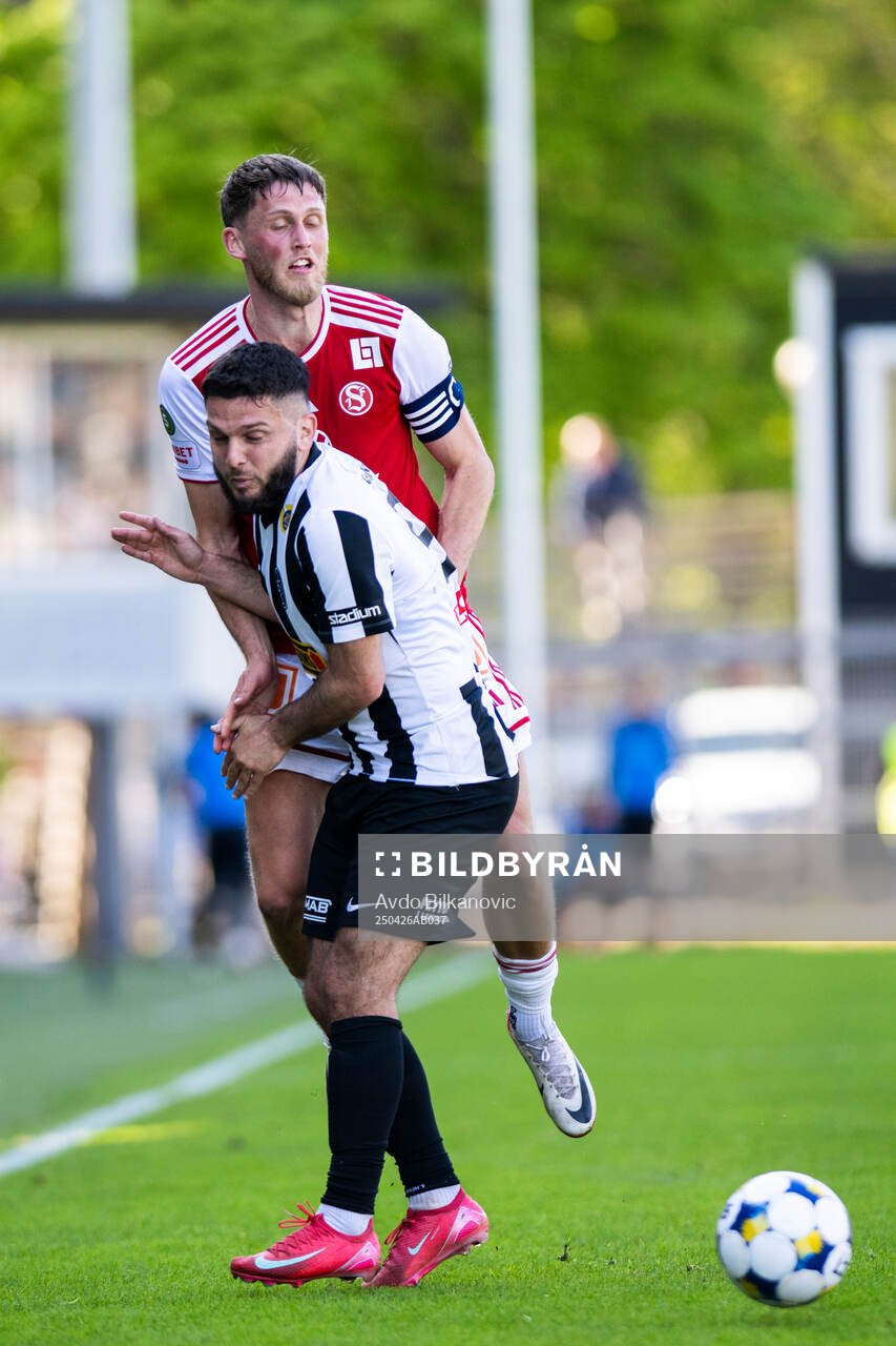 Landskronas Edi Sylisufaj och Sandvikens IFs Emil Engqvist