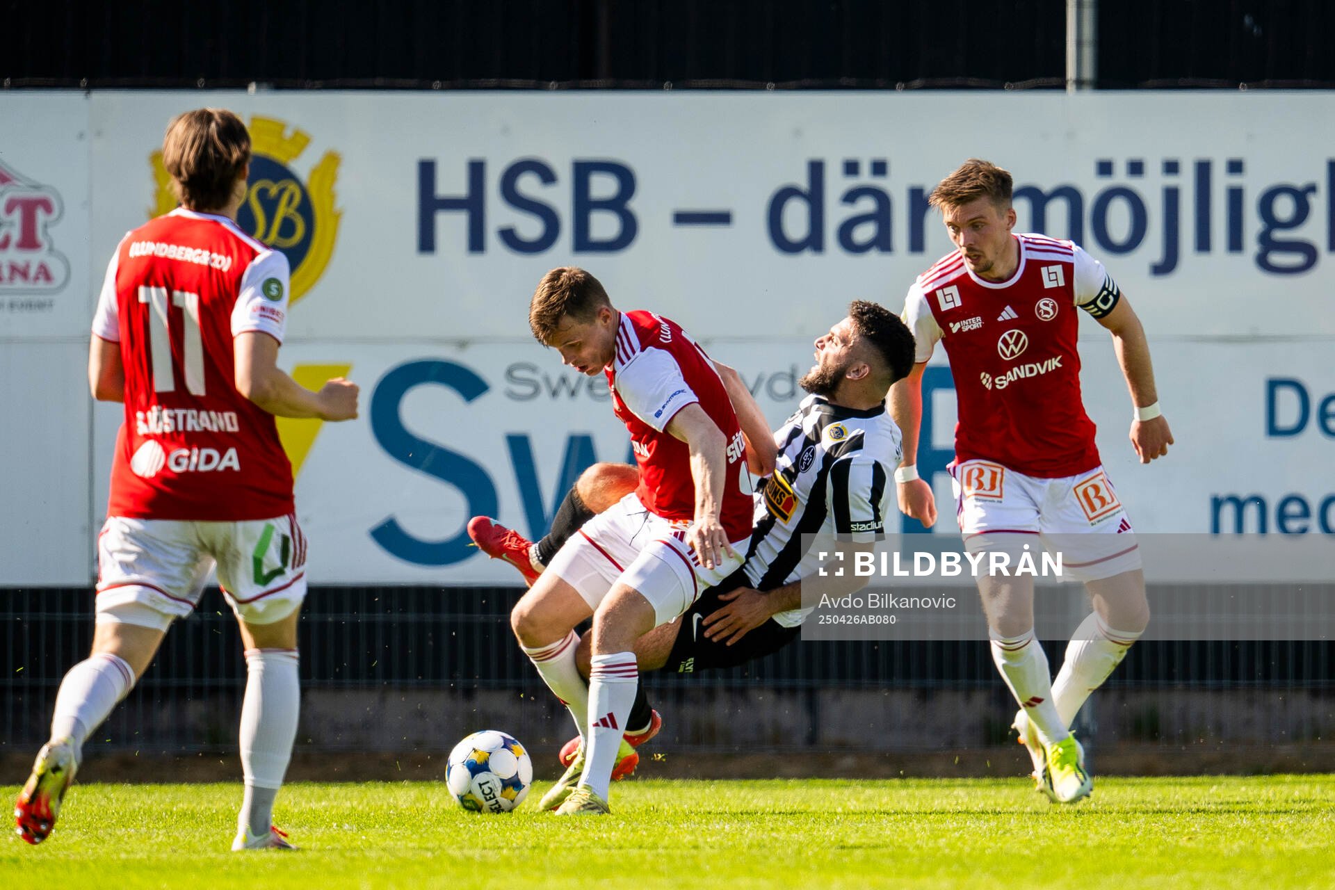 Landskronas Edi Sylisufaj fälls av Sandvikens IFs Daniel