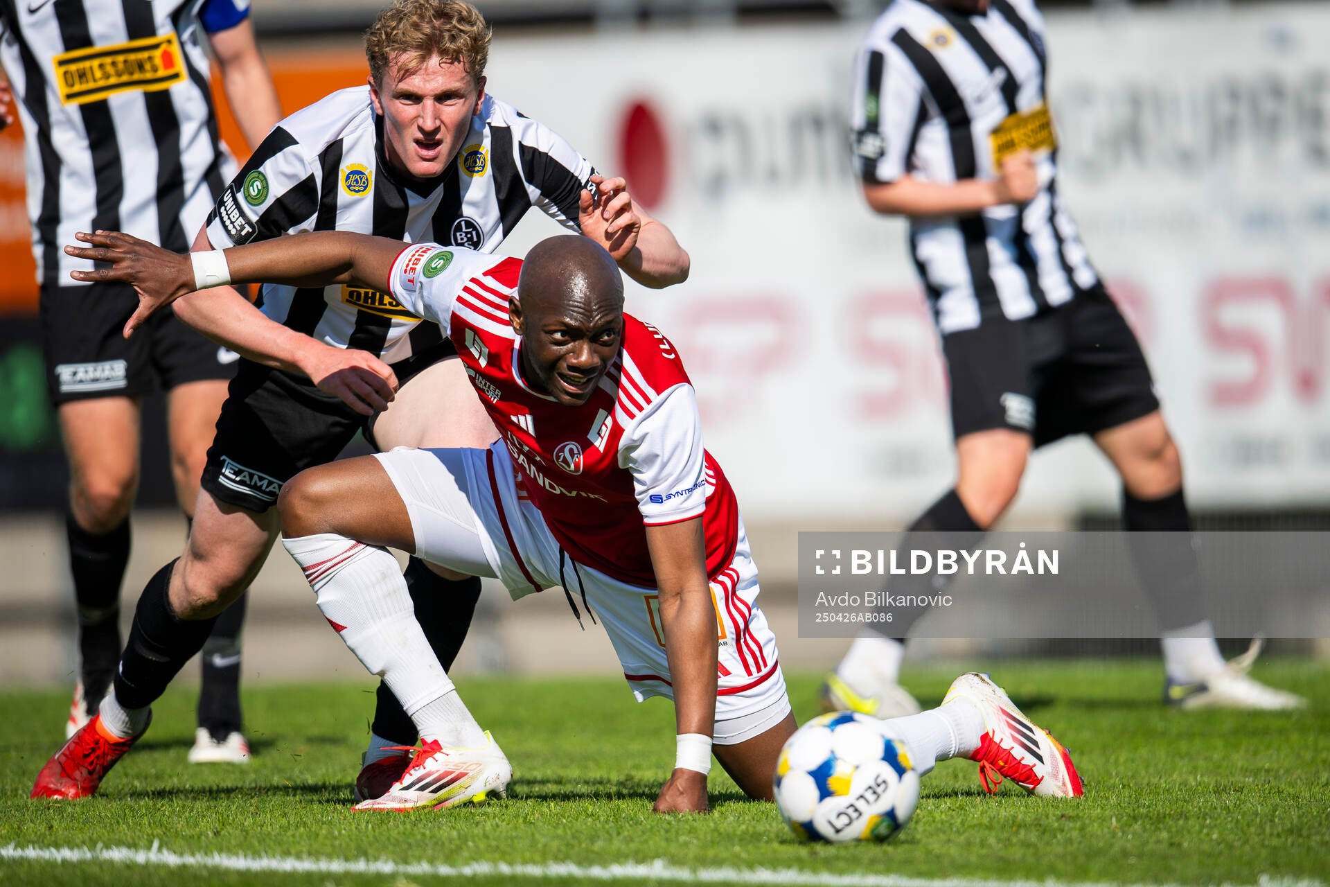 Sandvikens IFs Moonga Simba under fotbollsmatchen i Superettan mellan Landskrona och Sandvikens IF den 26 april 2025 i Landskrona.