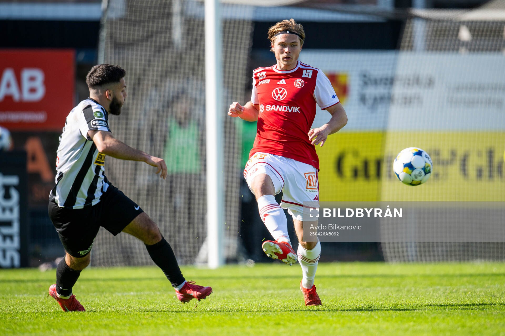 Sandvikens IFs Linus Tagesson under fotbollsmatchen i Superettan mellan Landskrona och Sandvikens IF den 26 april 2025 i Landskrona.