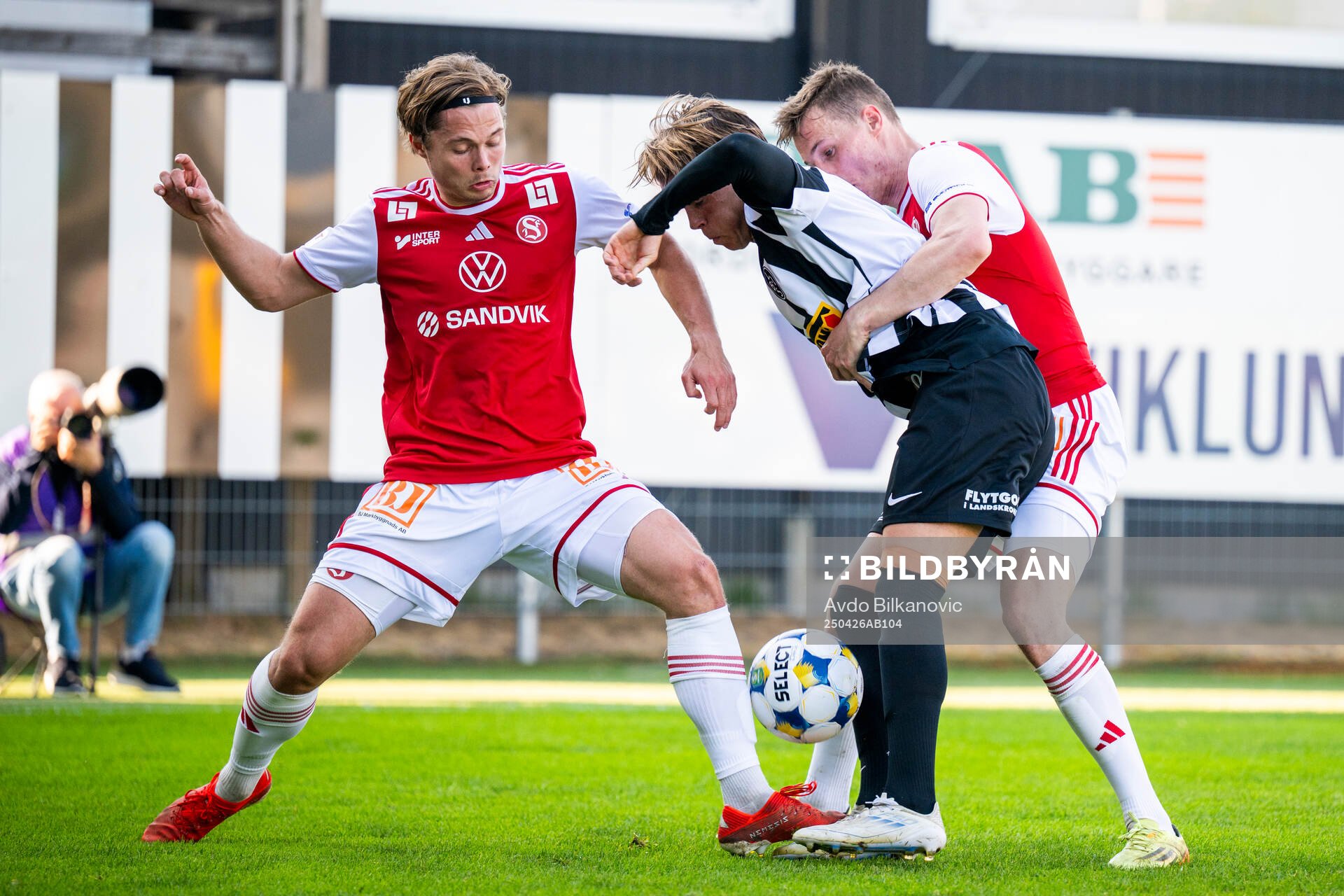 Landskronas Victor Karlsson mot Sandvikens IFs Linus Tagesson och Daniel Söderberg under fotbollsmatchen i Superettan mellan Landskrona och Sandvikens IF den 26 april 2025 i Landskrona.