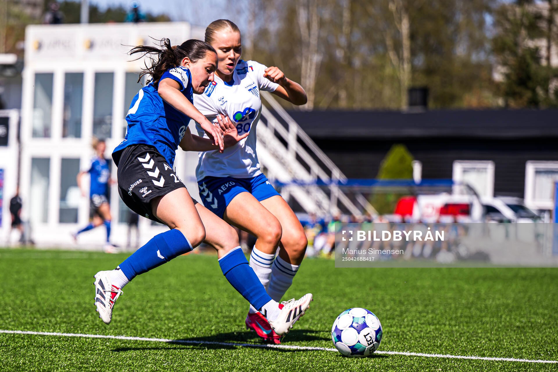Luisa Luna Galteland of Lyn and Ebba Lovisa Niss of Kolbotn