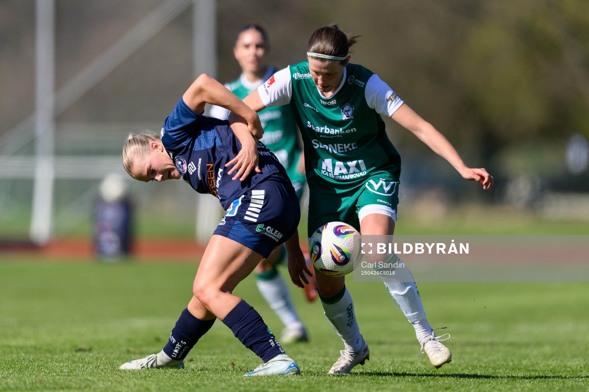 Linköpings Lilli Halttunen och Alingsås Tove Lorén under fotbollsmatchen i Damallsvenskan mellan Alingsås och Linköping den 26 april 2025 i Alingsås.