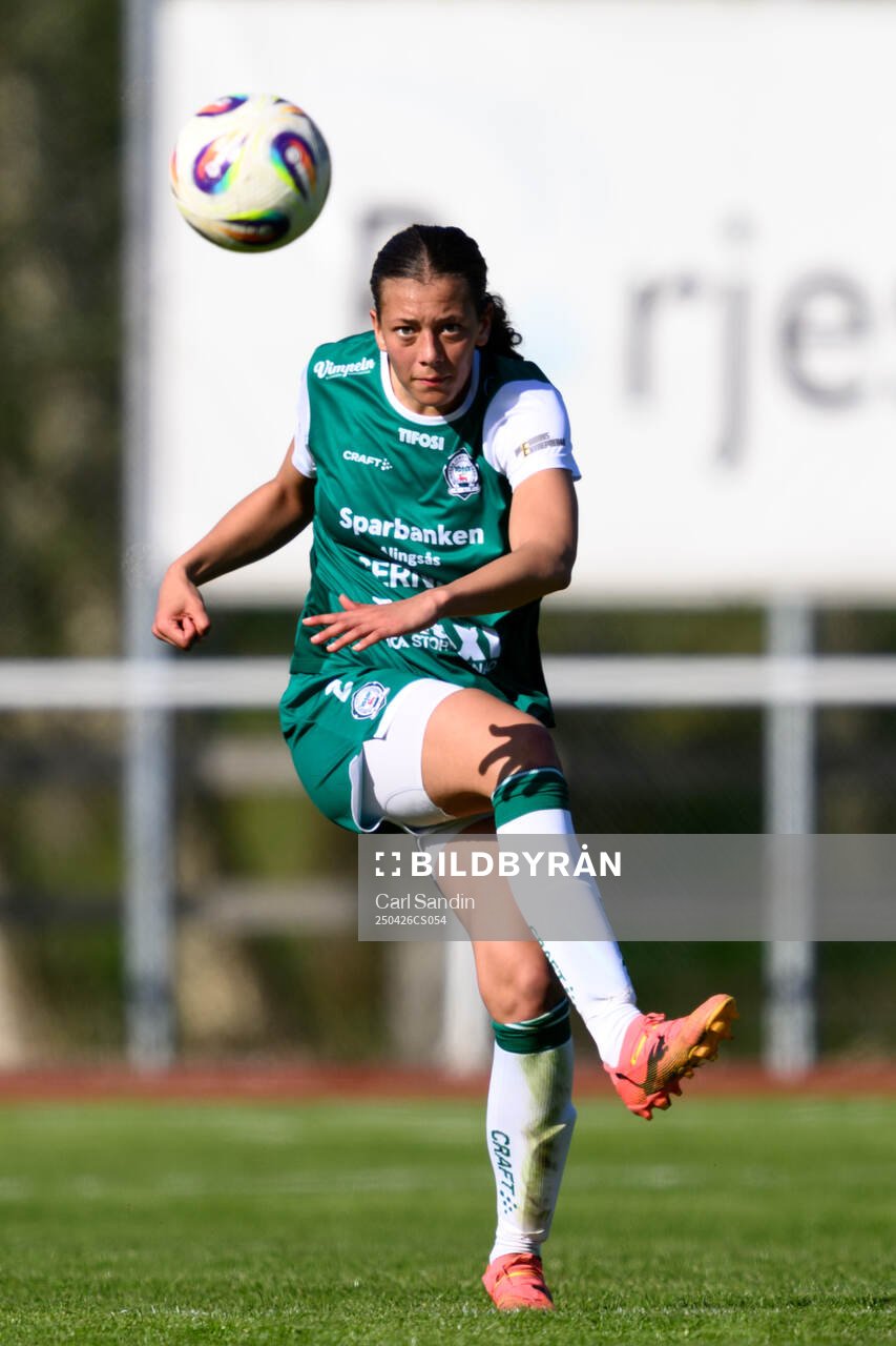 Alingsås Malva Larsson under fotbollsmatchen i Damallsvenskan mellan Alingsås och Linköping den 26 april 2025 i Alingsås. 
