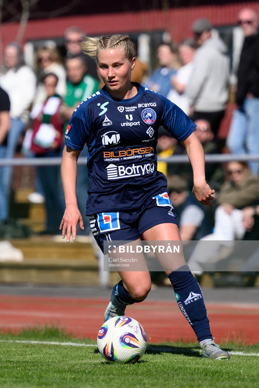 Linköpings Maria Olafsdottir Gros under fotbollsmatchen i Damallsvenskan mellan Alingsås och Linköping den 26 april 2025 i Alingsås. 