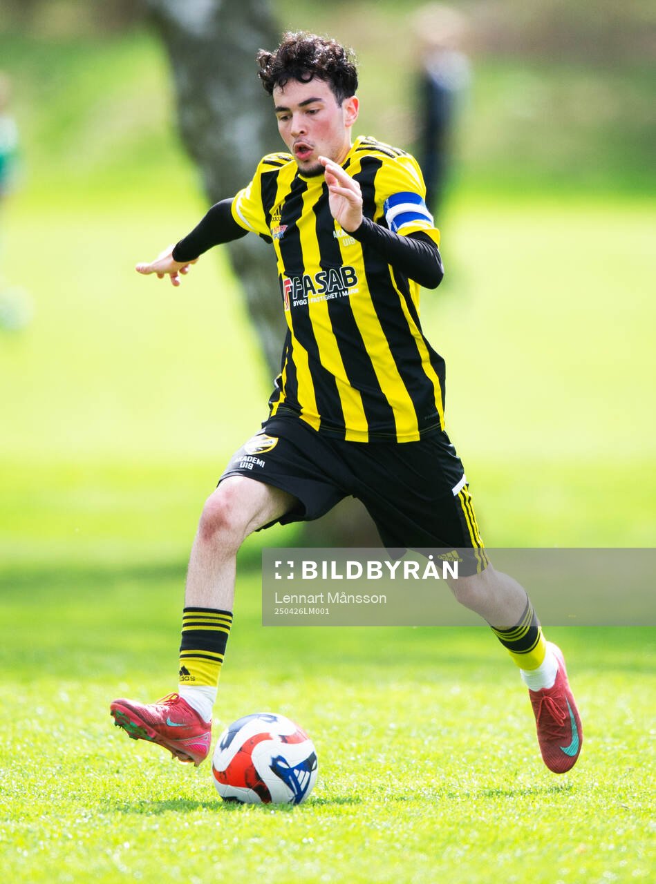IFK Hässleholms Albion Dibrani i matchen i U19 division 1, region 1, mellan IFK Hässleholm och Onsala BK i Hässleholm 26 april 2025.