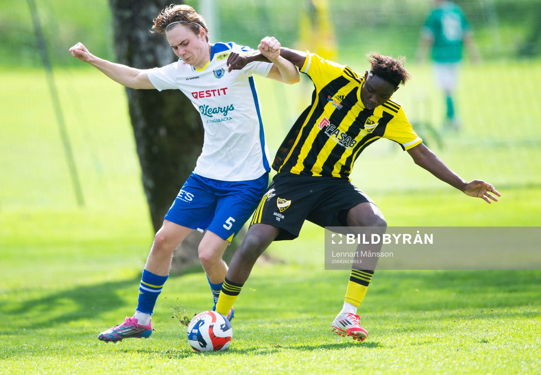 Onsalas Edwin Lundberg och IFK Hässleholms Wisdom Anaedo i matchen i U19 division 1, region 1, mellan IFK Hässleholm och Onsala BK i Hässleholm 26 april 2025.