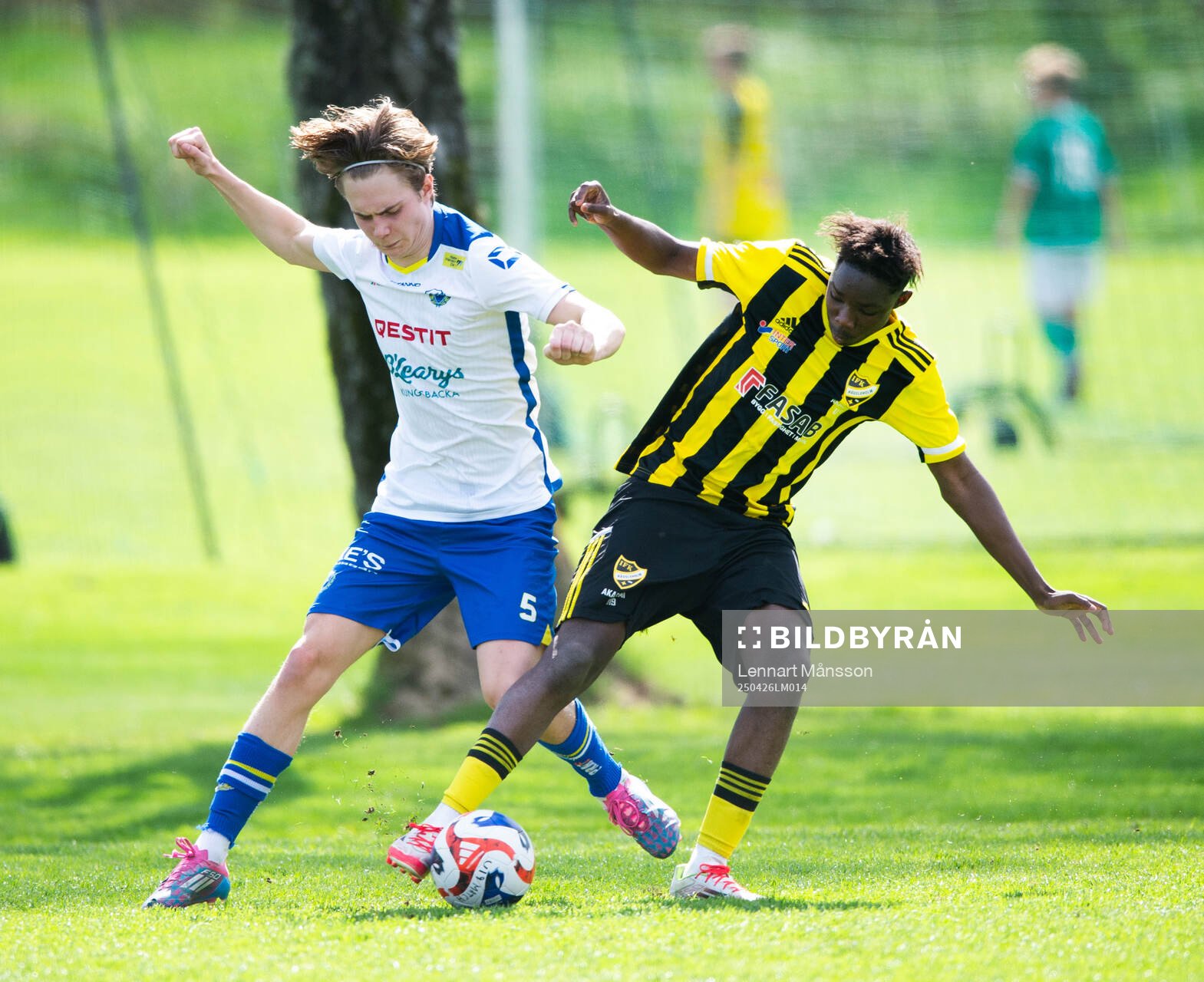 Onsalas Edwin Lundberg och IFK Hässleholms Wisdom Anaedo i matchen i U19 division 1, region 1, mellan IFK Hässleholm och Onsala BK i Hässleholm 26 april 2025.