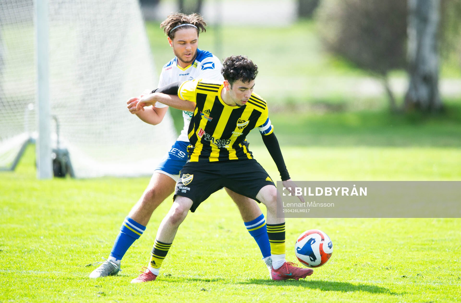 IFK Hässleholms Albion Dibrani och Onsalas Edwin Lundberg