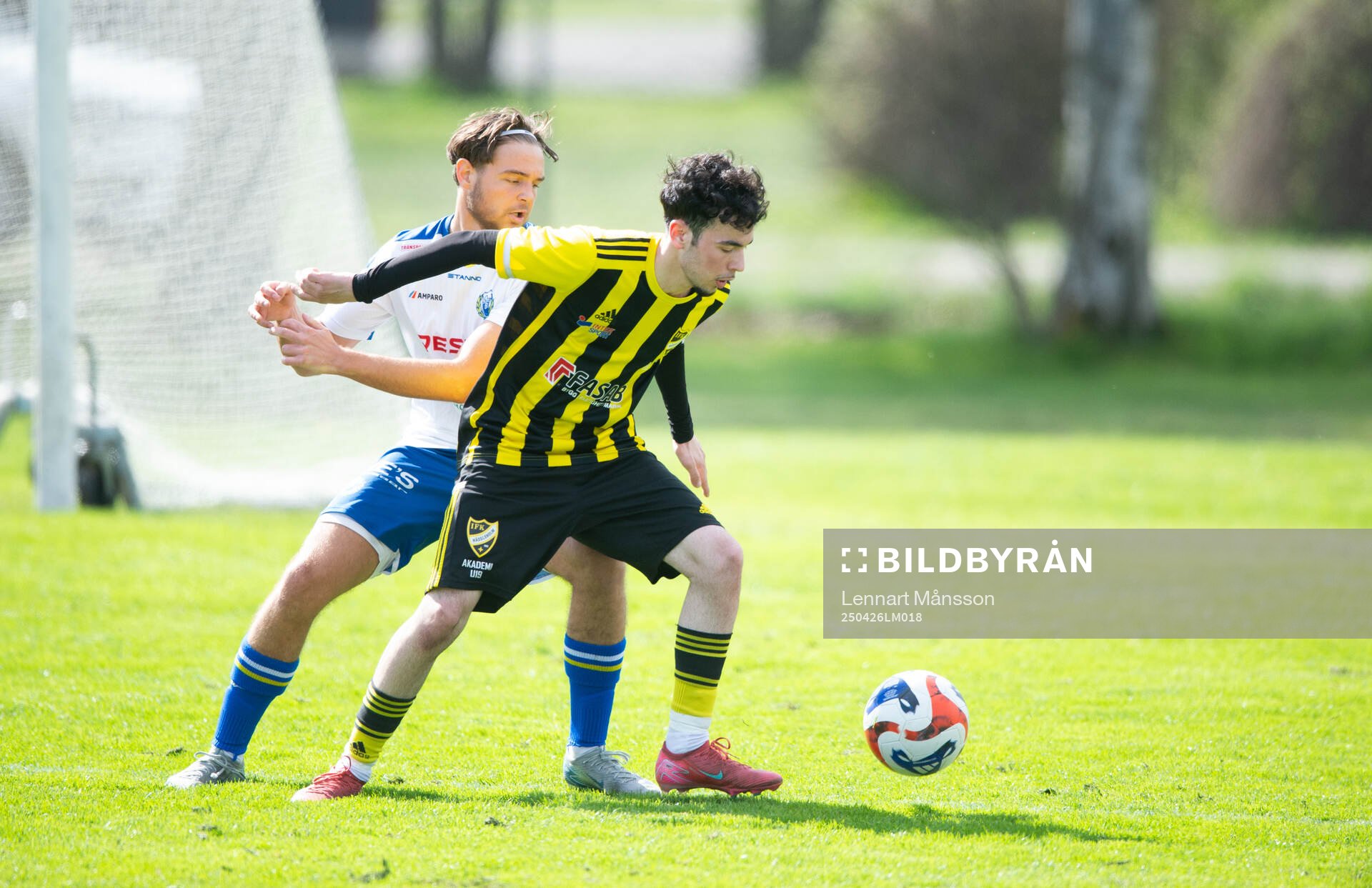IFK Hässleholms Albion Dibrani och Onsalas Edwin Lundberg