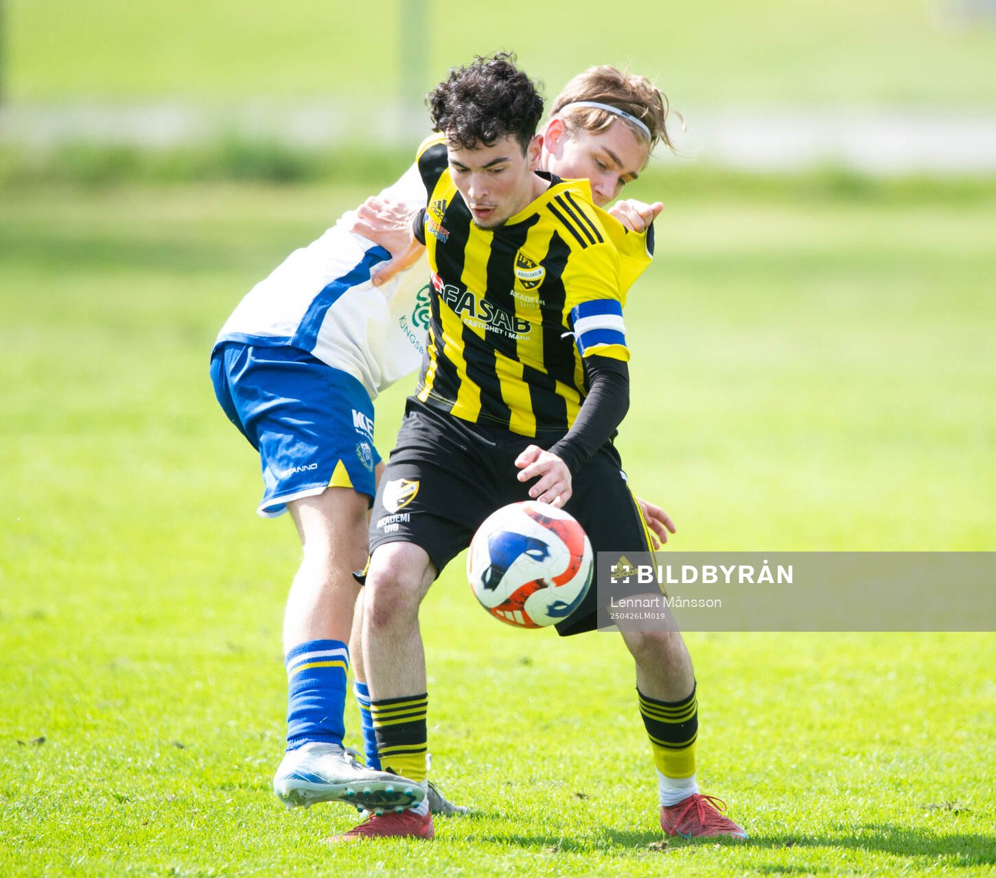 IFK Hässleholms Albion Dibrani och Onsalas Edwin Lundberg