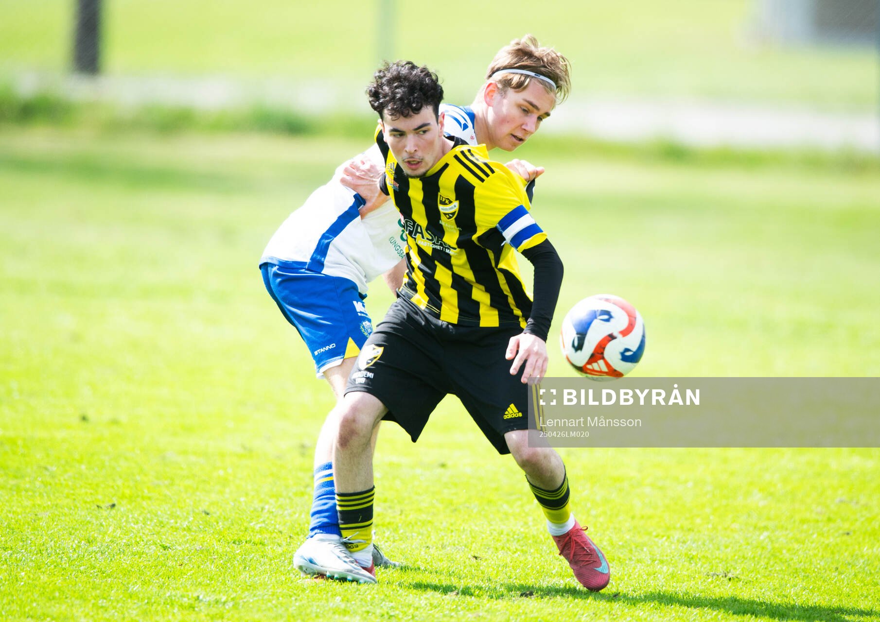 IFK Hässleholms Albion Dibrani och Onsalas Edwin Lundberg i matchen i U19 division 1, region 1, mellan IFK Hässleholm och Onsala BK i Hässleholm 26 april 2025.
