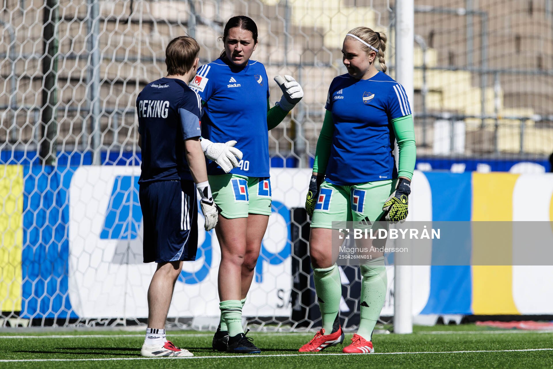 IFK Norrköpings målvakt Caroline Delisle och målvakt Sofia Hjern inför fotbollsmatchen i Damallsvenskan mellan IFK Norrköping och Häcken den 26 april 2025 i Norrköping.