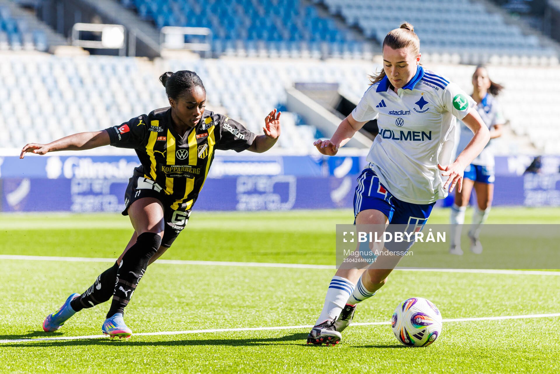 Häckens Monica Jusu Bah och IFK Norrköpings Carrie Jones under fotbollsmatchen i Damallsvenskan mellan IFK Norrköping och Häcken den 26 april 2025 i Norrköping.