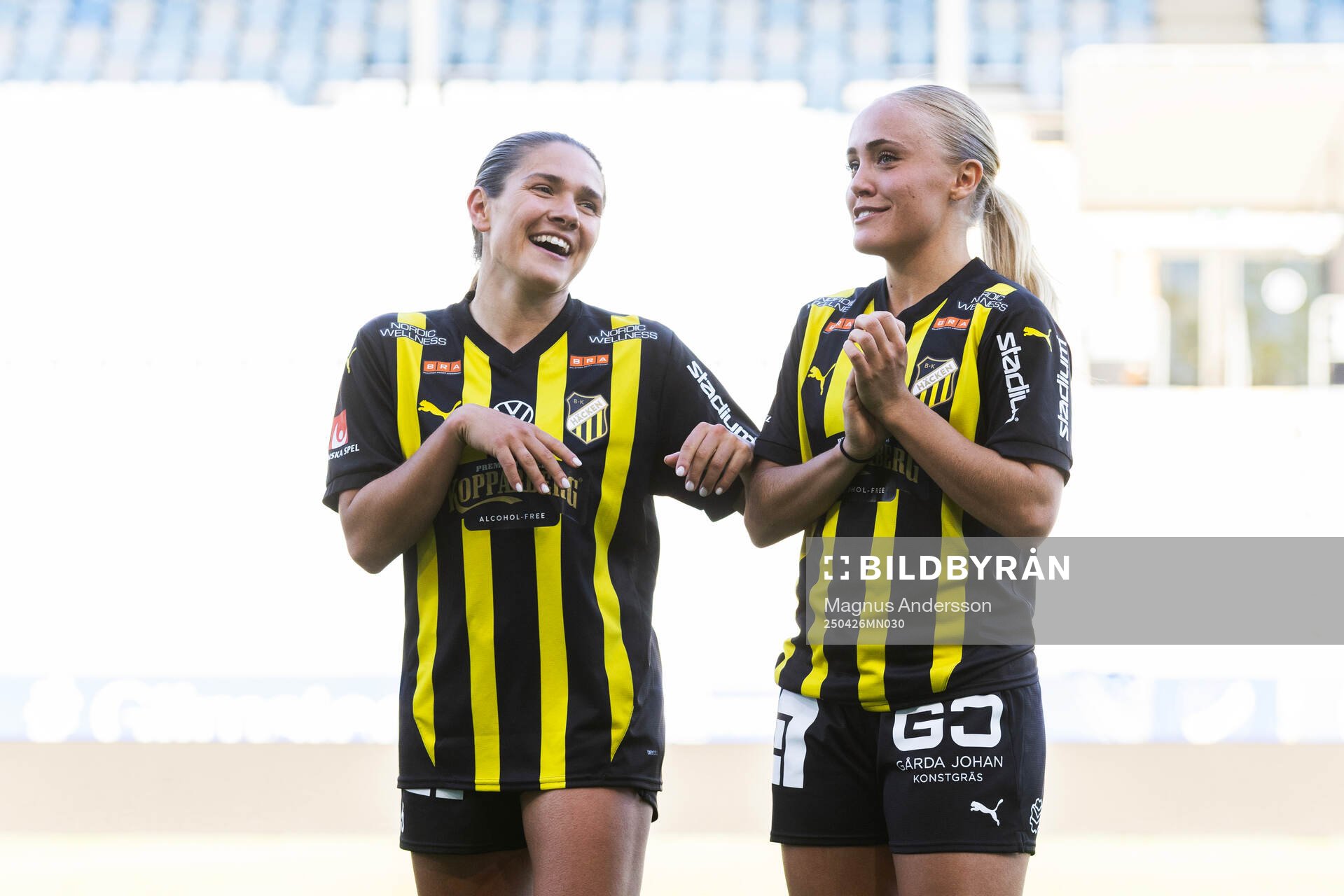 Häckens Mary Caroline Wickenheiser och Alva Selerud jublar