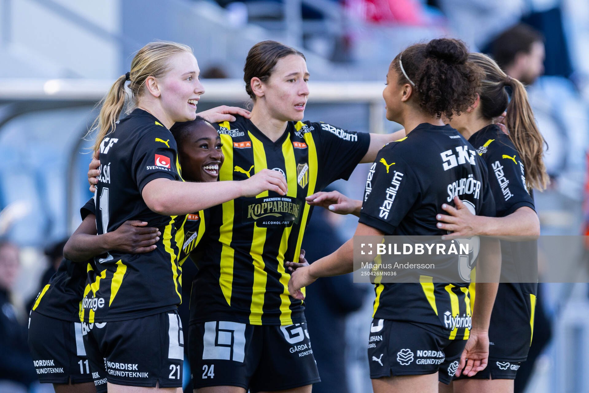 Häckens Monica Jusu Bah jublar med lagkamrater