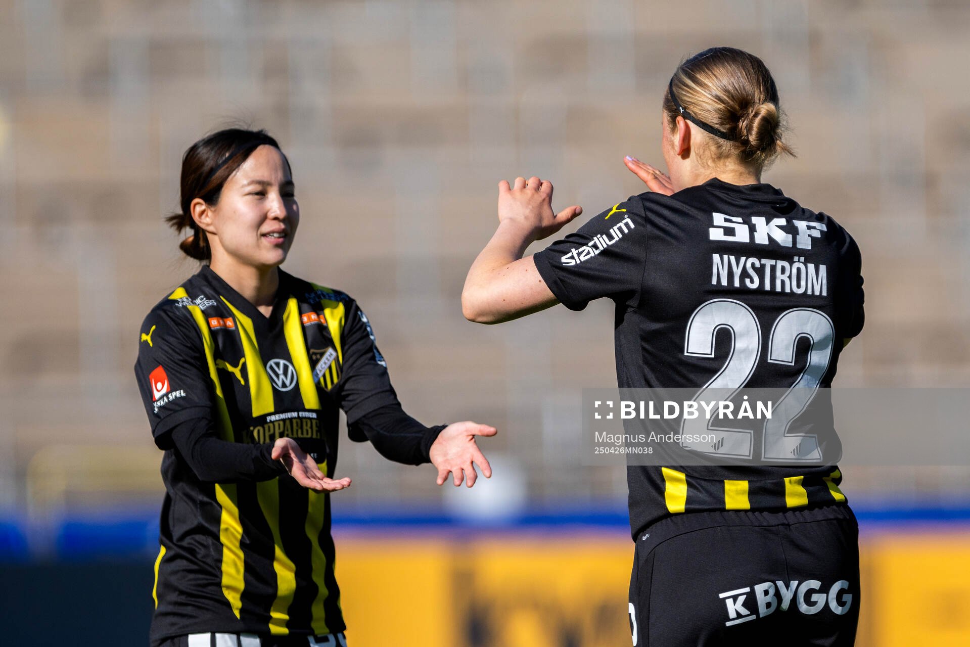 Häckens Hikaru Kitagawa jublar med Paulina Nyström