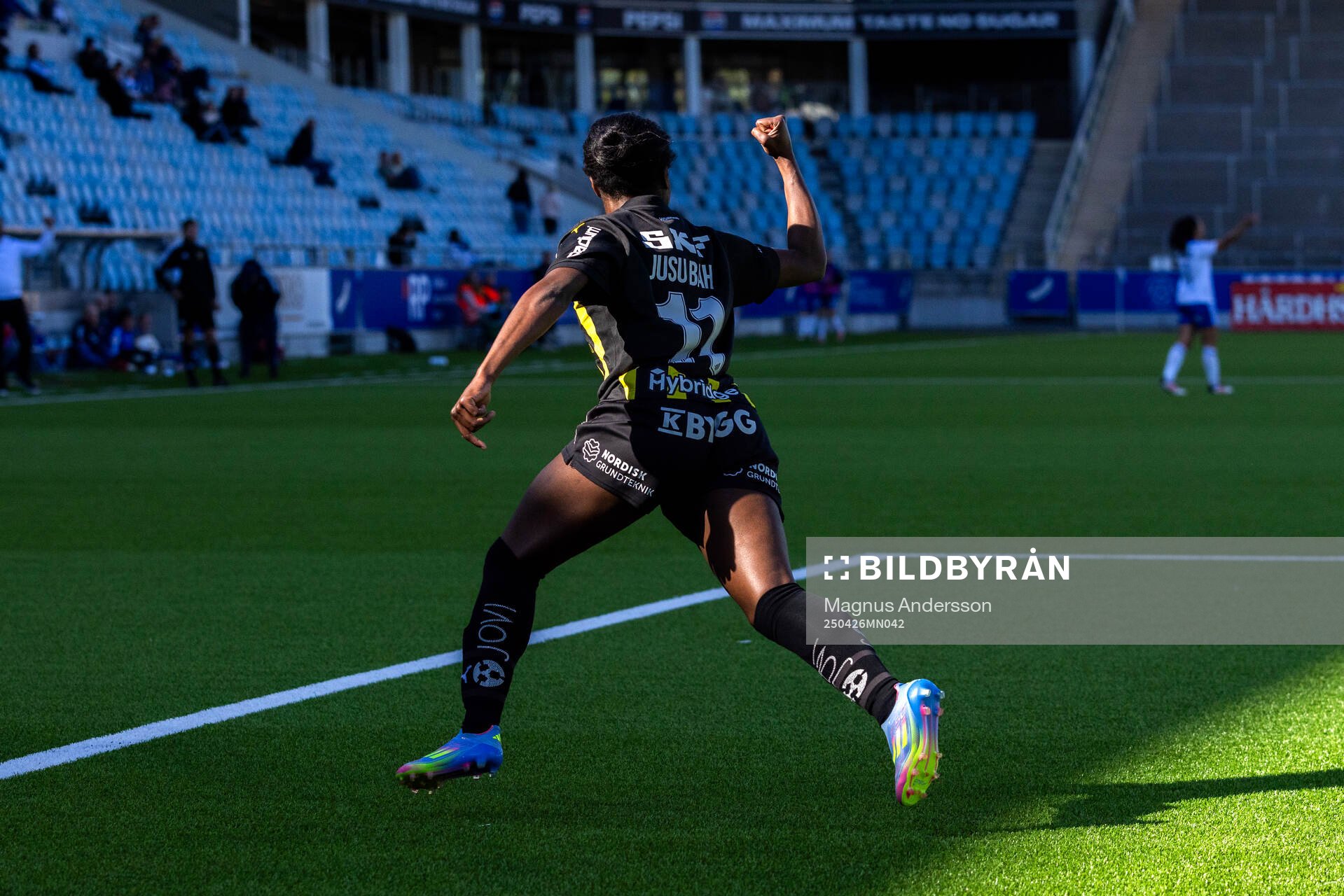 Häckens Monica Jusu Bah jublar efter 0-3 under fotbollsmatchen i Damallsvenskan mellan IFK Norrköping och Häcken den 26 april 2025 i Norrköping. 