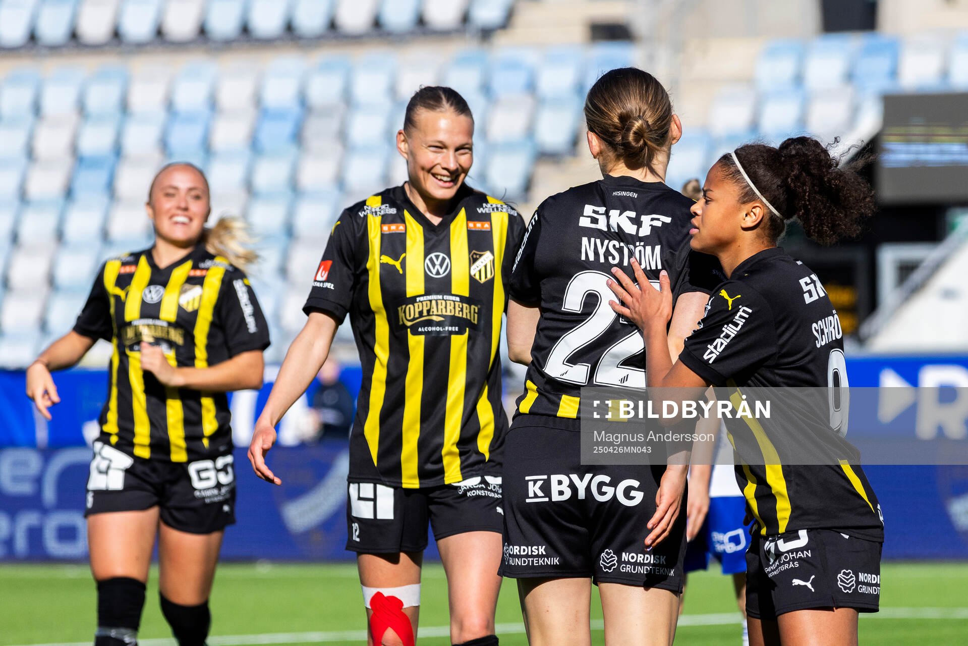 Häckens Paulina Nyström jublar med lagkamrater